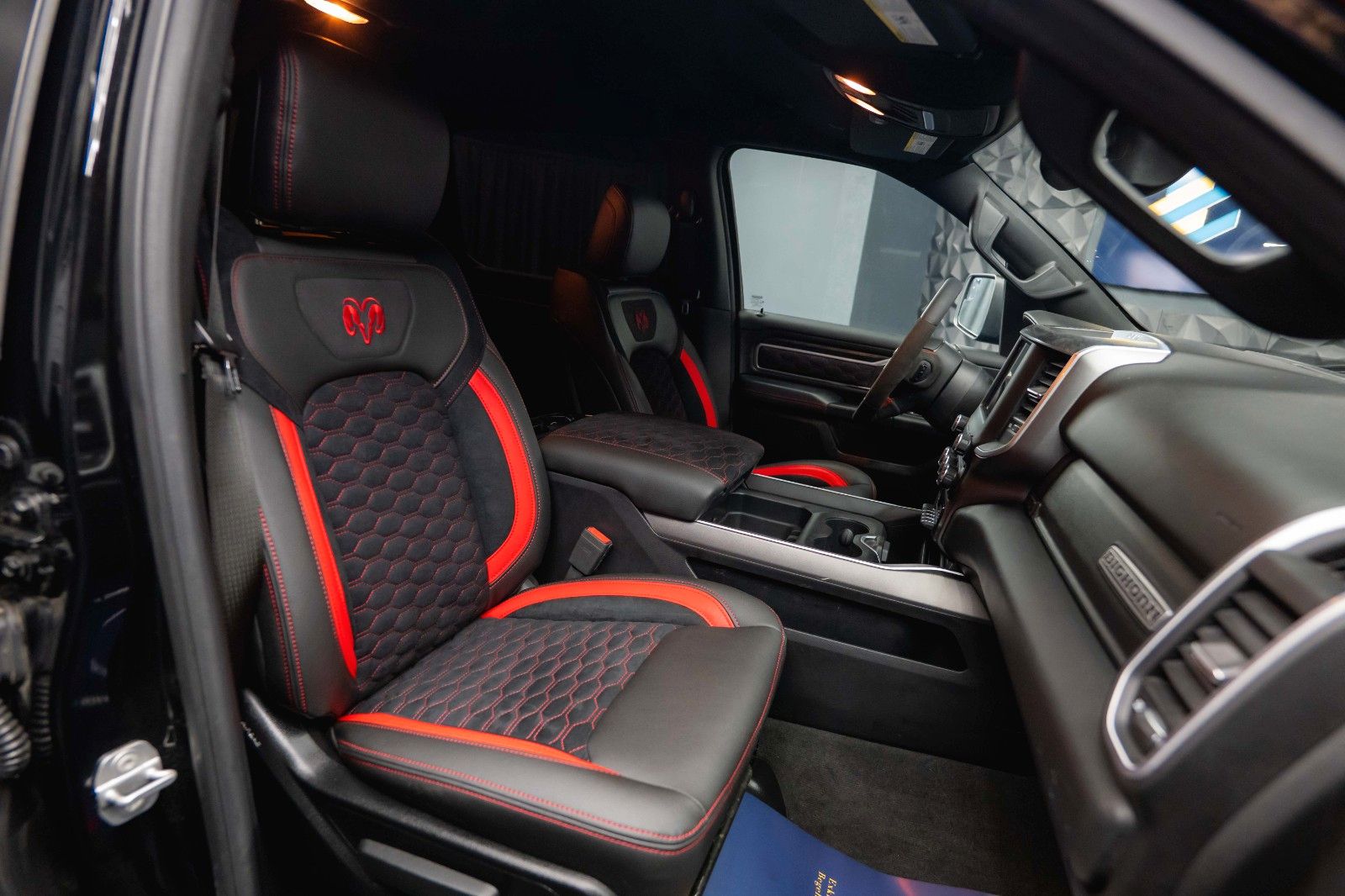 Fahrzeugabbildung Dodge RAM 5.7 V8 HEMI 4x4 OFFROAD Night-Paket Limited