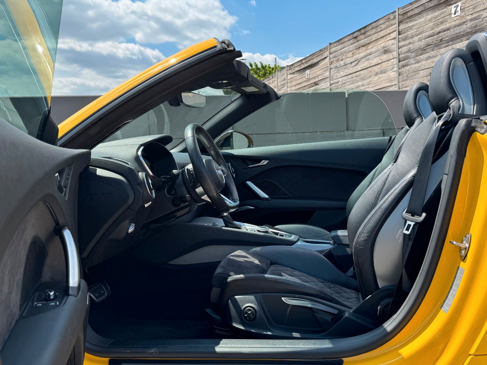 Fahrzeugabbildung Audi TT Roadster 2.0 TFSI DSG S-Line B&O Alcan. SHZ