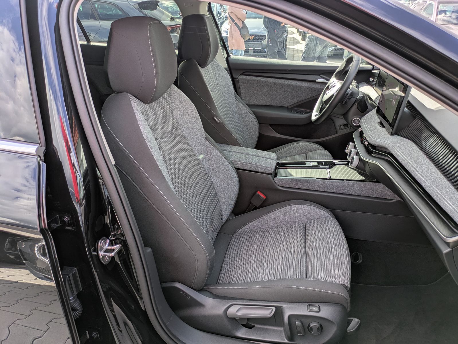 Fahrzeugabbildung SKODA Superb 2.0 TDI 4x4 Selection MATRIX*AHK*5J GAR.