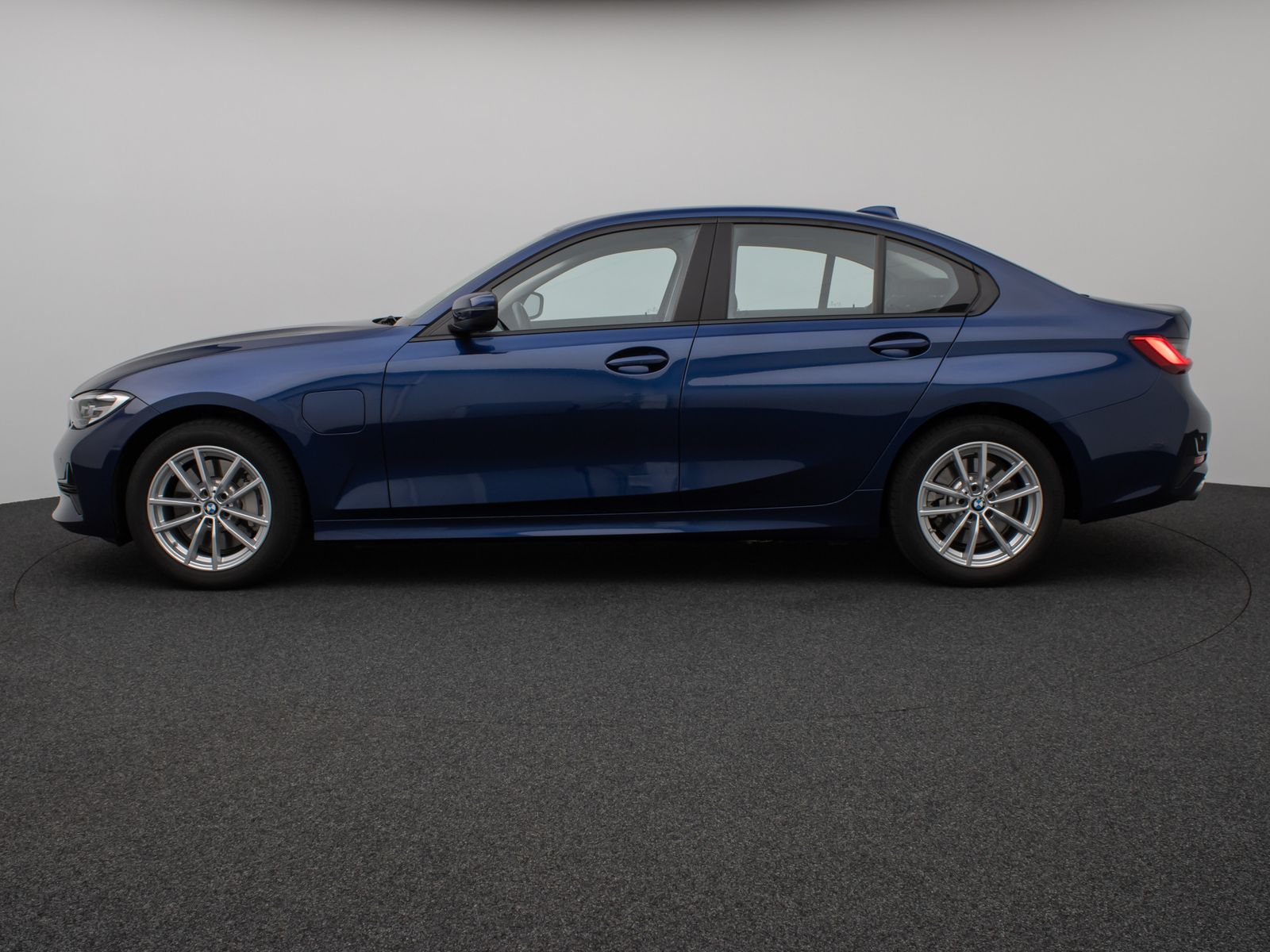 Fahrzeugabbildung BMW 330e  CockPitPro PDC Alarm Geschwindigkeitsreg