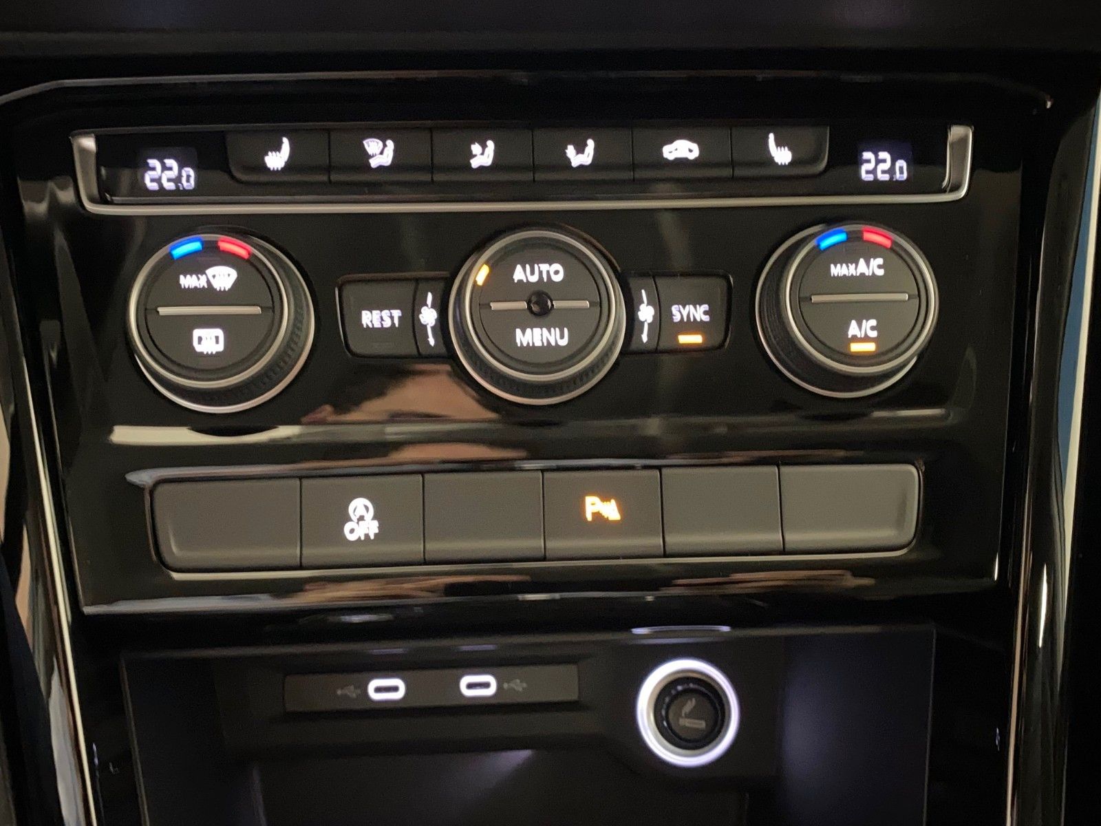 Fahrzeugabbildung Volkswagen Touran 1.5 TSI OPF DSG Highline R-Line+NAVI+LED+