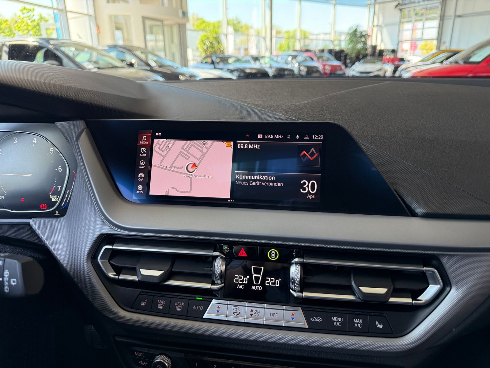 Fahrzeugabbildung BMW 120 i Advantage PANO HUD LED