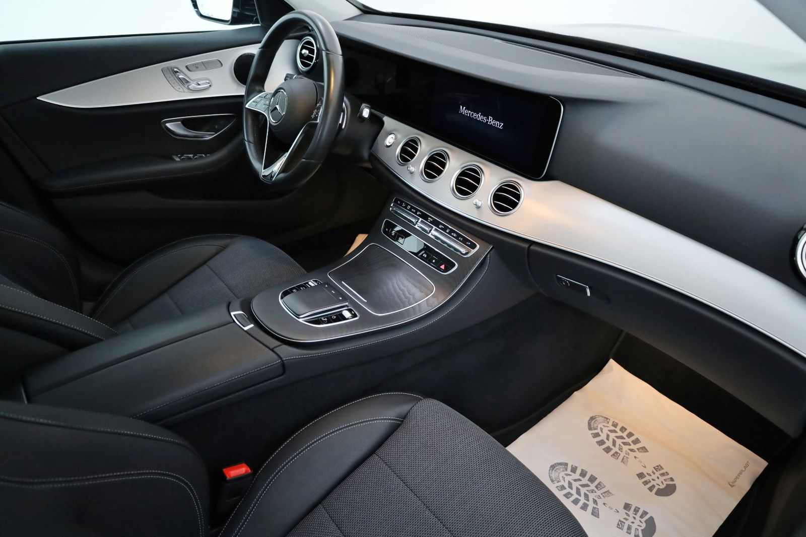 Fahrzeugabbildung Mercedes-Benz E 300 e T Avantgarde,T.Leder,Navi,Kamera,AHK +WR