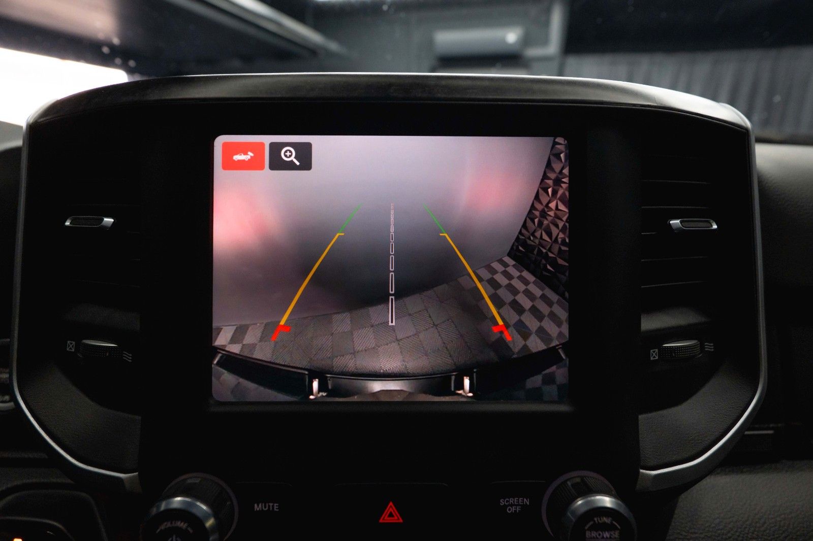 Fahrzeugabbildung Dodge RAM 5.7 V8 HEMI 4x4 OFFROAD Night-Paket *LED*19%