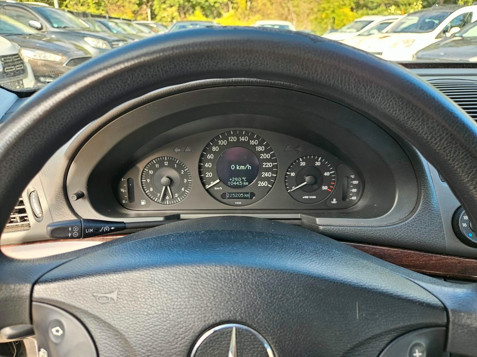 Mercedes-Benz E220 2004 — photo 21