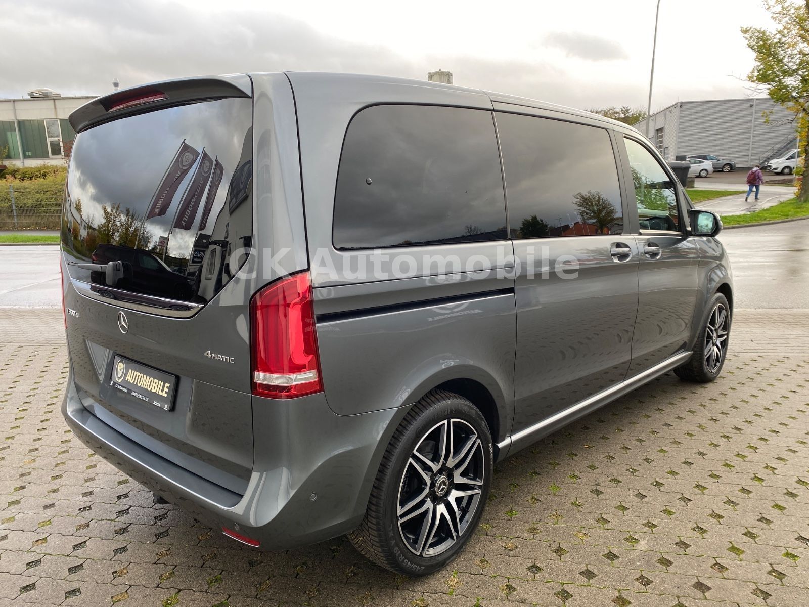 Fahrzeugabbildung Mercedes-Benz V 300d 4Matic Kompakt/AMG-Line/8 Sitze/360°/AHK