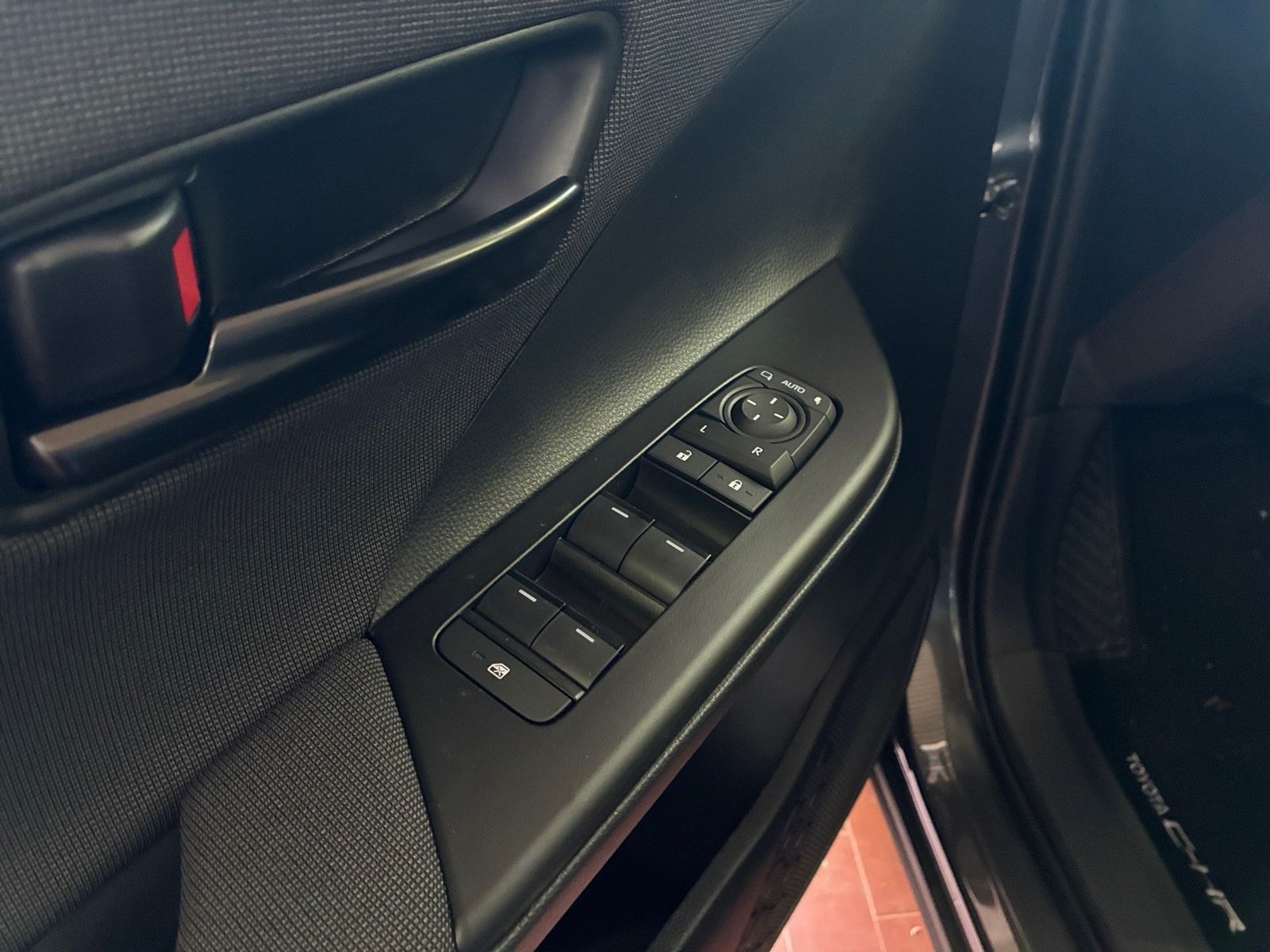 Fahrzeugabbildung Toyota C-HR 2.0 PHEV Plug-In Teamplayer LED,Navi,SHZ,AC