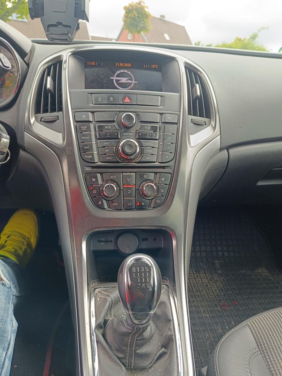 Opel Astra 2012 — photo 11