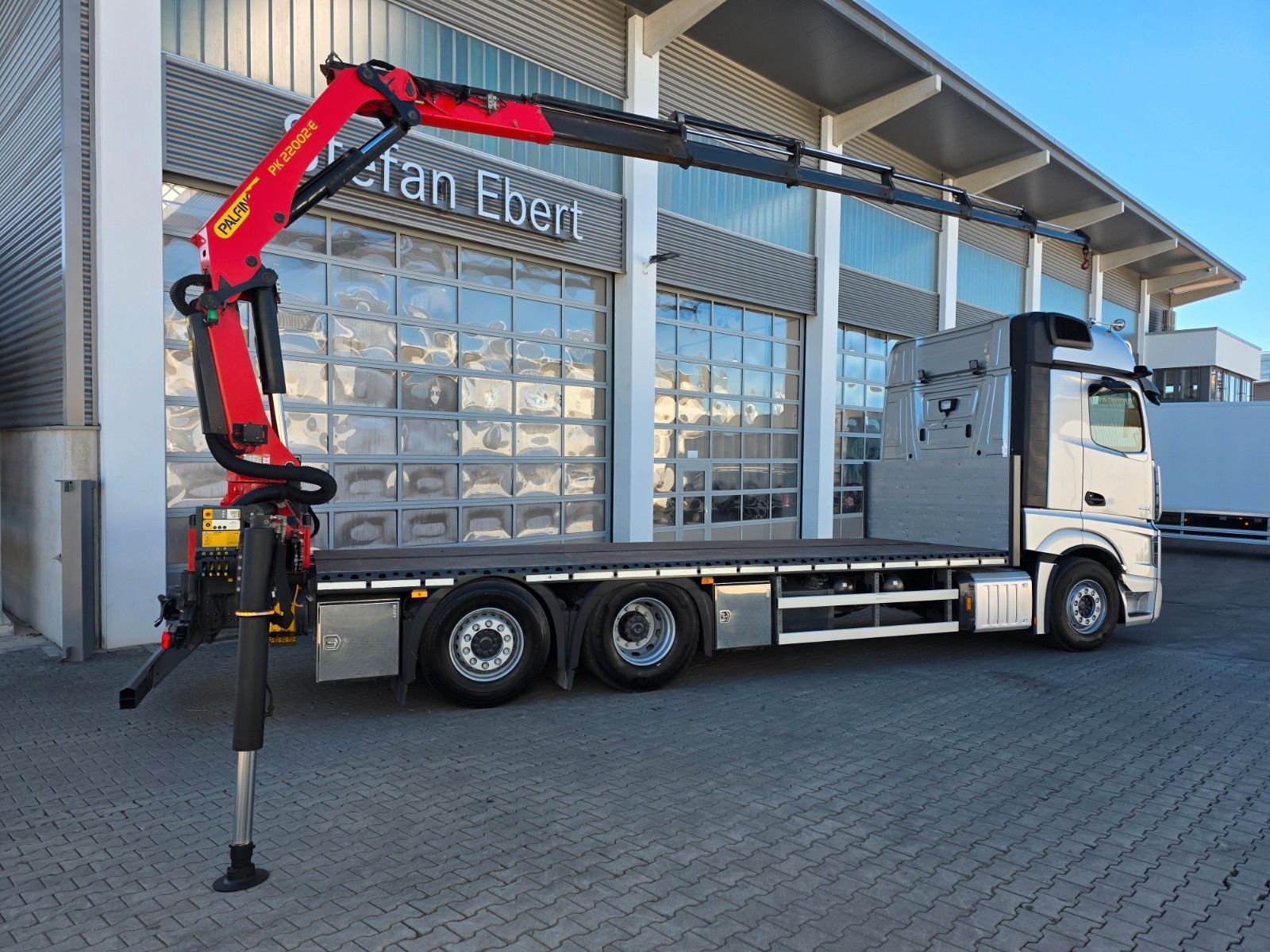 Fahrzeugabbildung Mercedes-Benz Actros 2551 L 6x2 Palfinger PK22002 Funk Solo