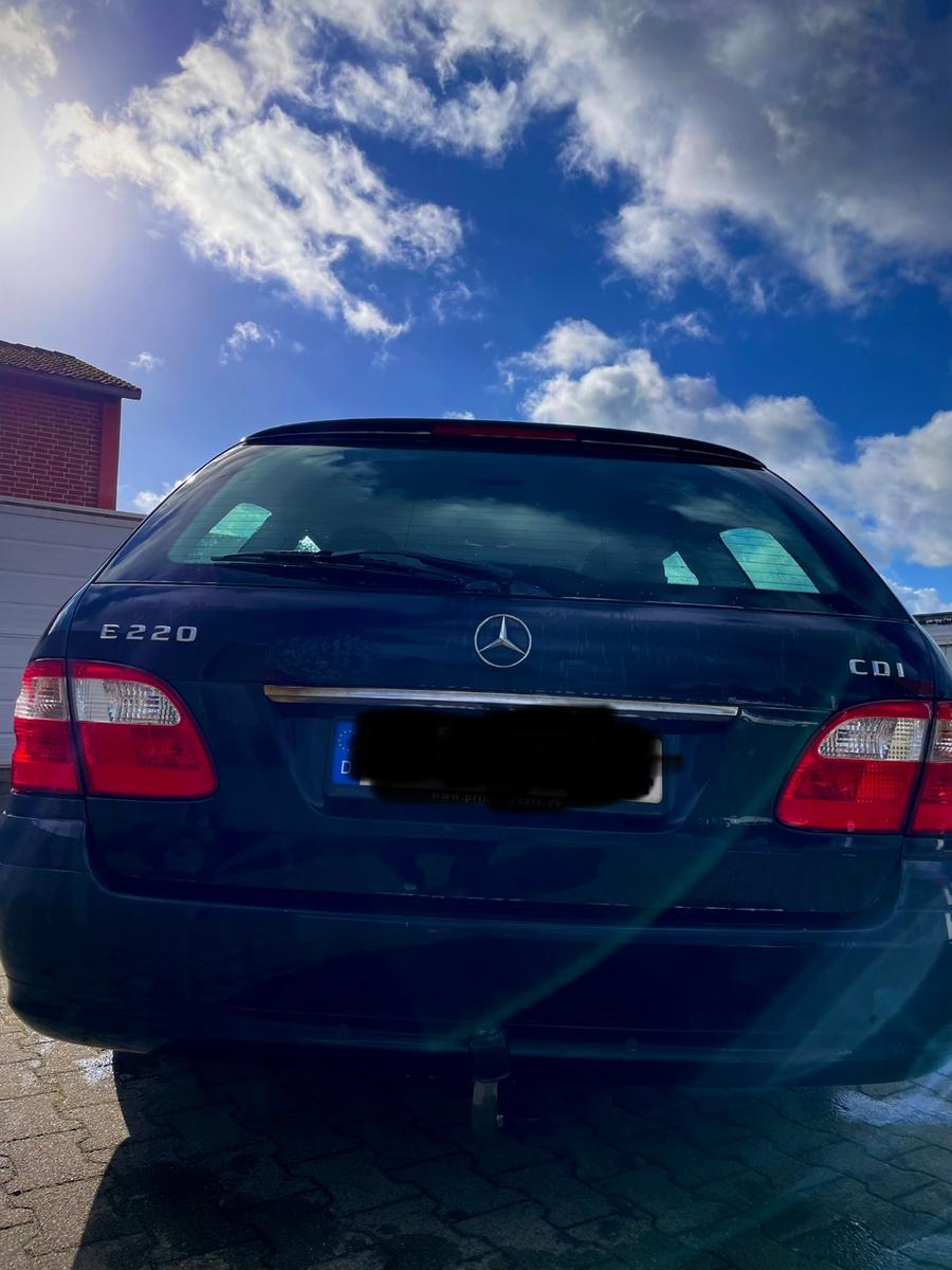 Mercedes-Benz E220 2006 — салон