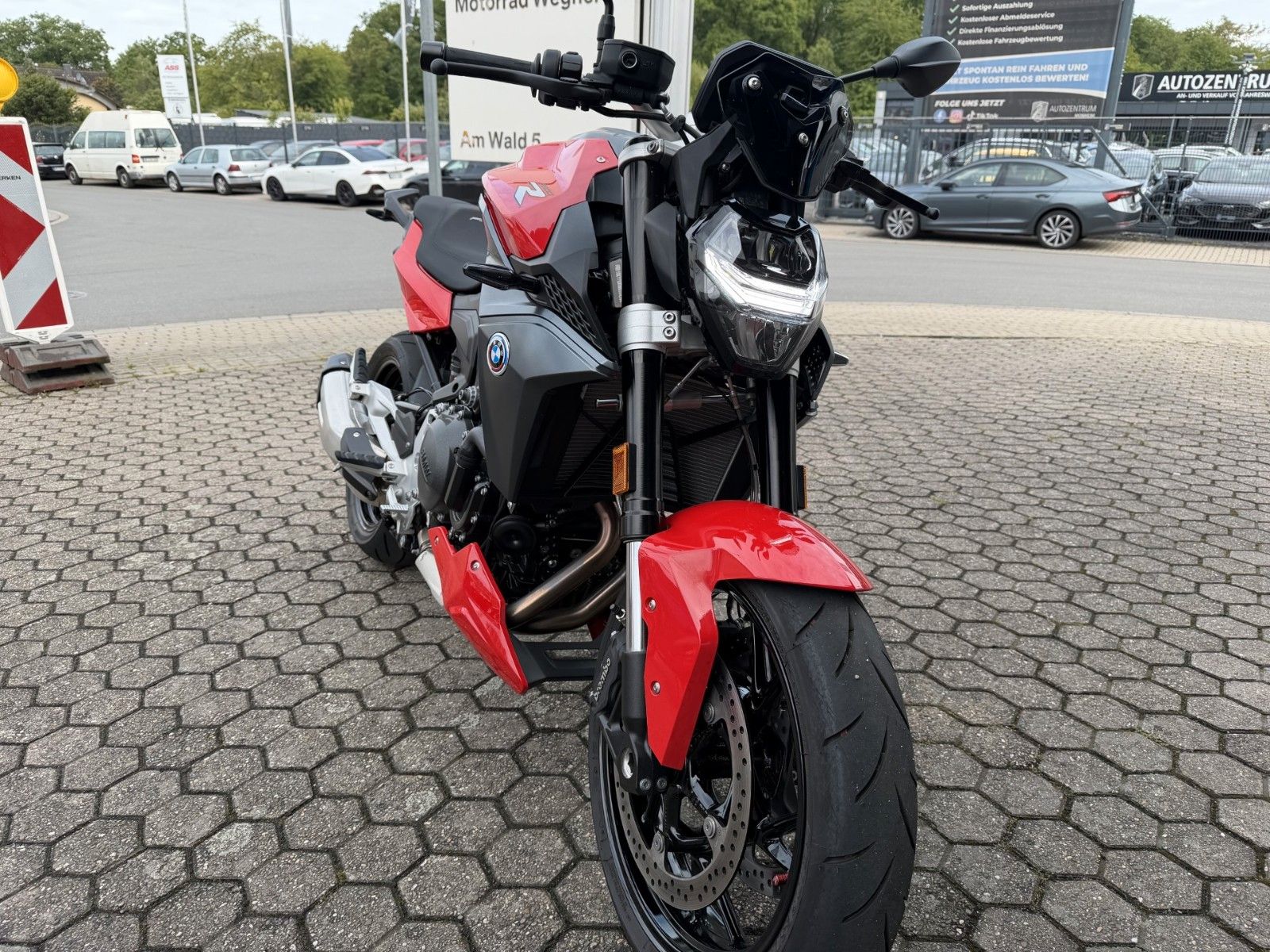 Fahrzeugabbildung BMW F 900 R wie Neu inkl. zubehör.