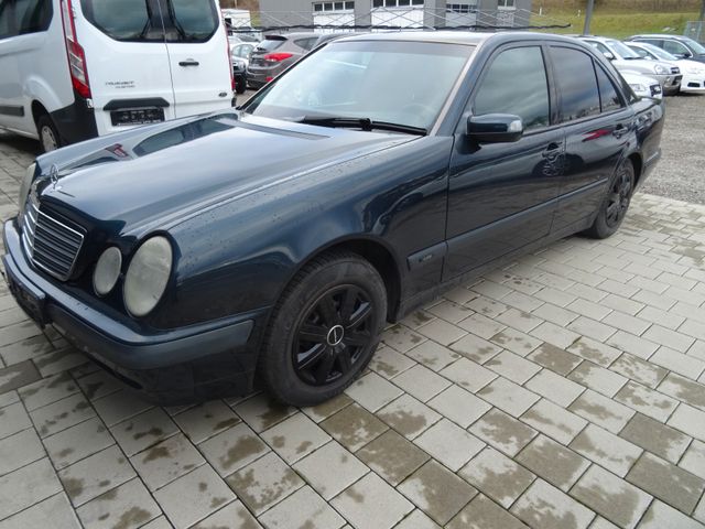 Mercedes-Benz E 240 CLASSIC. Automatik