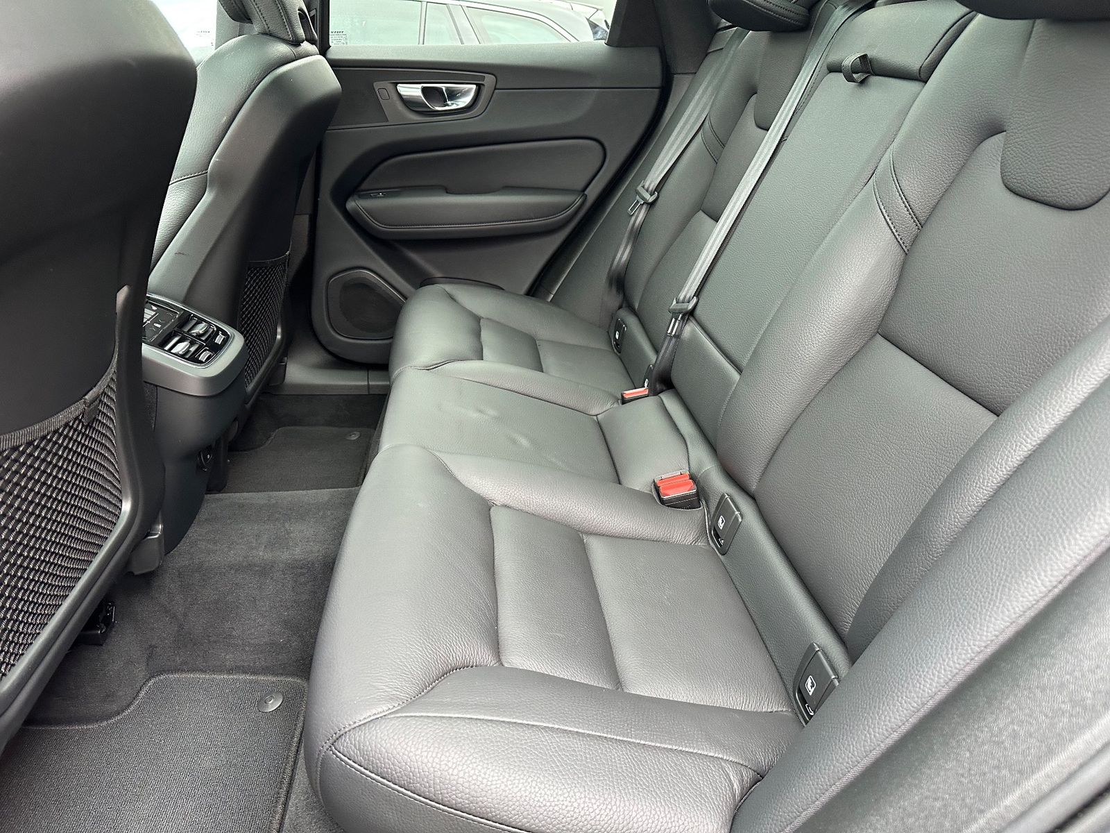 Fahrzeugabbildung Volvo XC60 B5 B AWD Ultimate Dark LED+PANO+AHK+STHZ