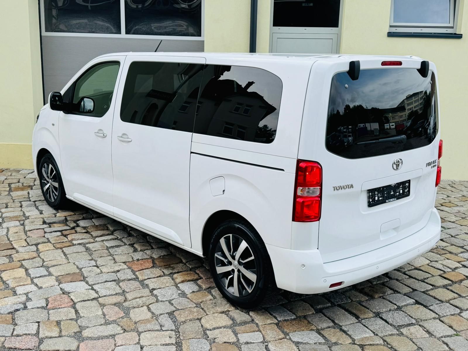 Toyota Proace (Verso) 2.0 D-4D Team D ACC AHK STHZG foto 4