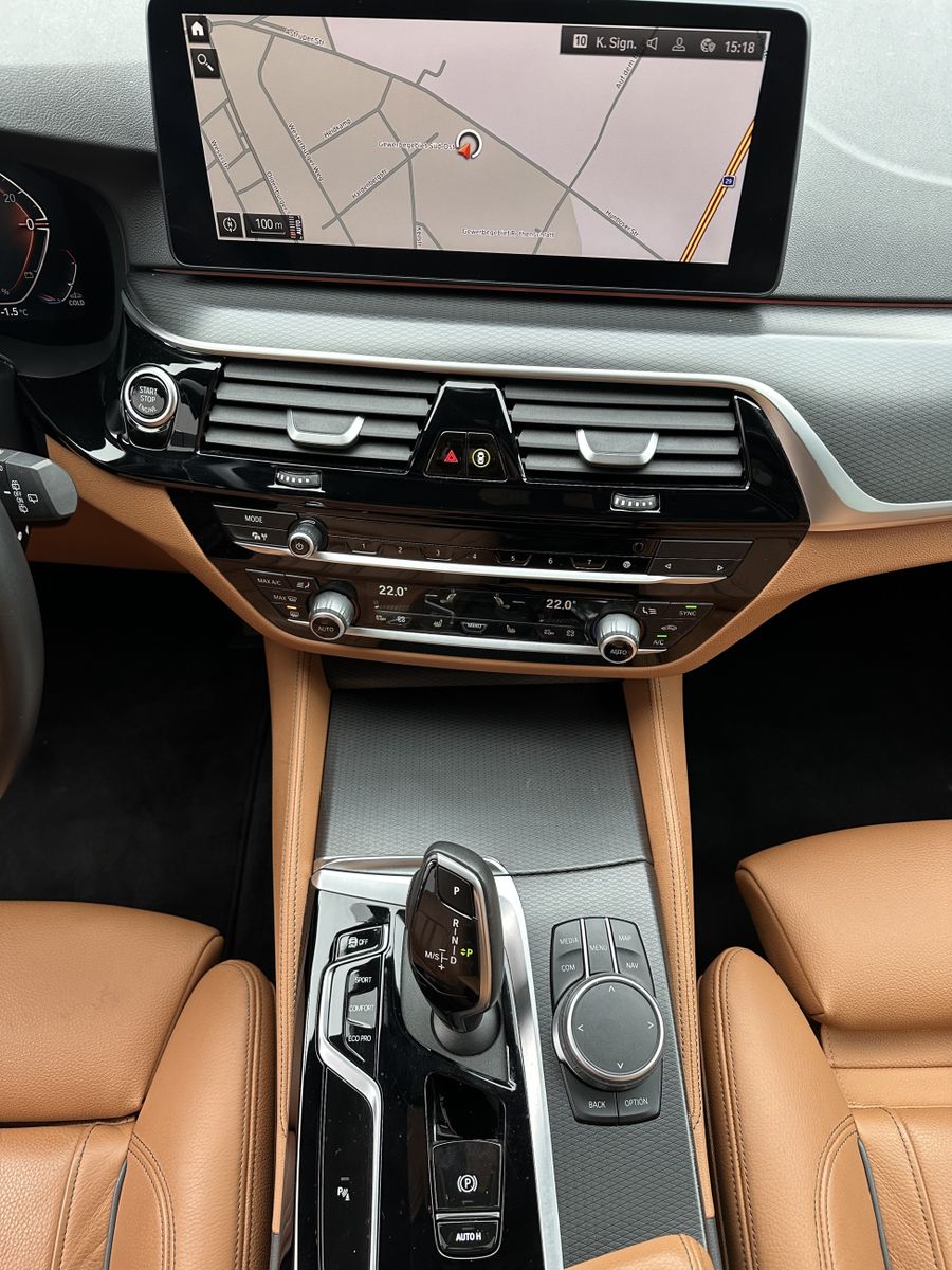 Fahrzeugabbildung BMW 520d Touring M-Sport NAV+LED+PANO+ACC+HEAD-UP+PA