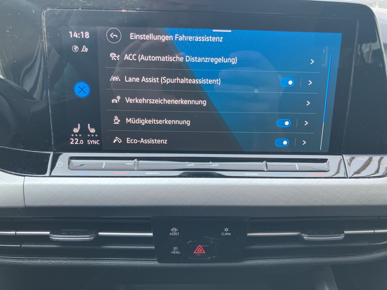 Fahrzeugabbildung Volkswagen Golf VIII eTSI Life DSG LED Navi ACC RFK