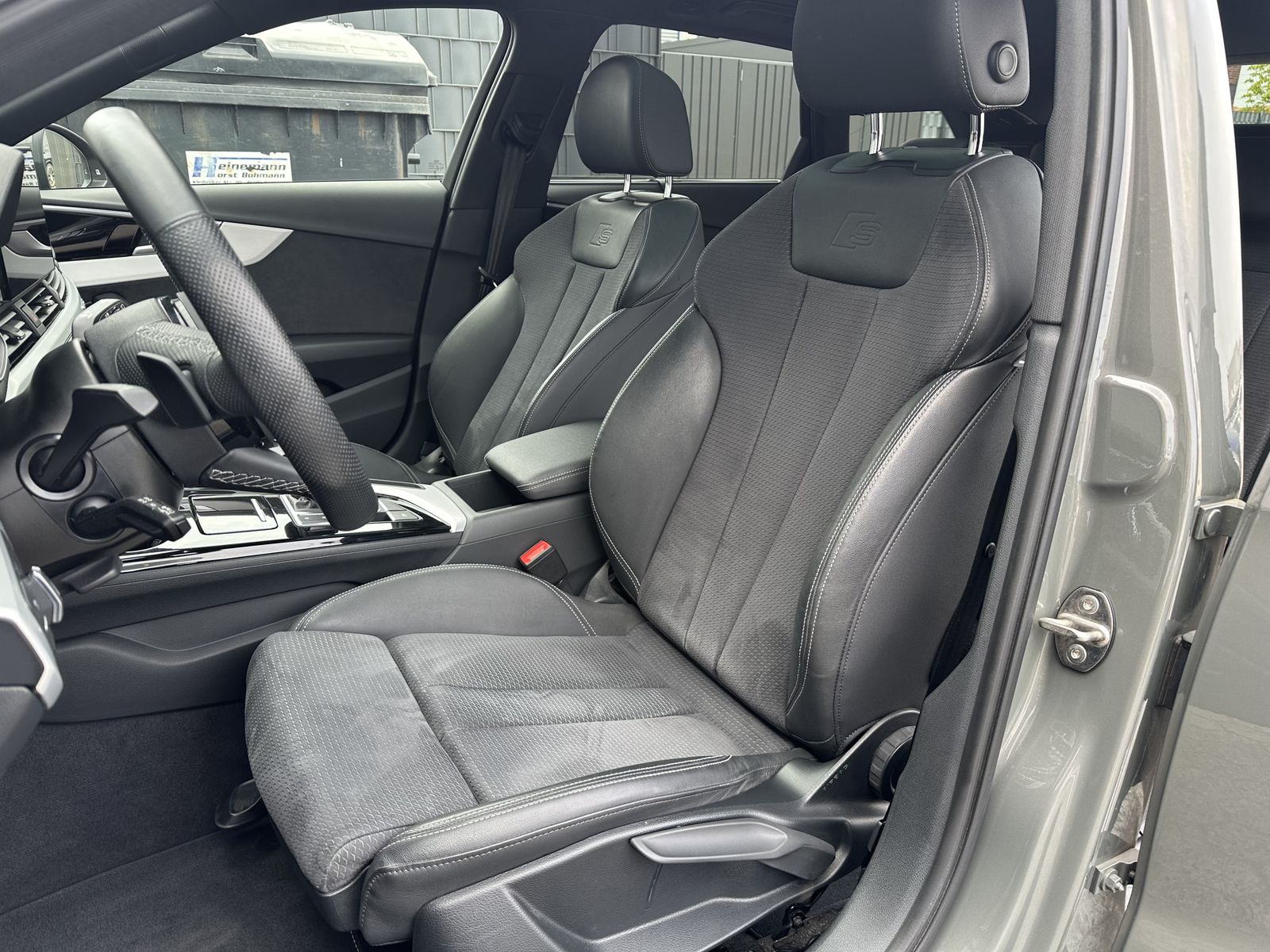 Fahrzeugabbildung Audi A4 Avant 45 TFSI Qu S-Line Black NAV+LED+PANO+VC