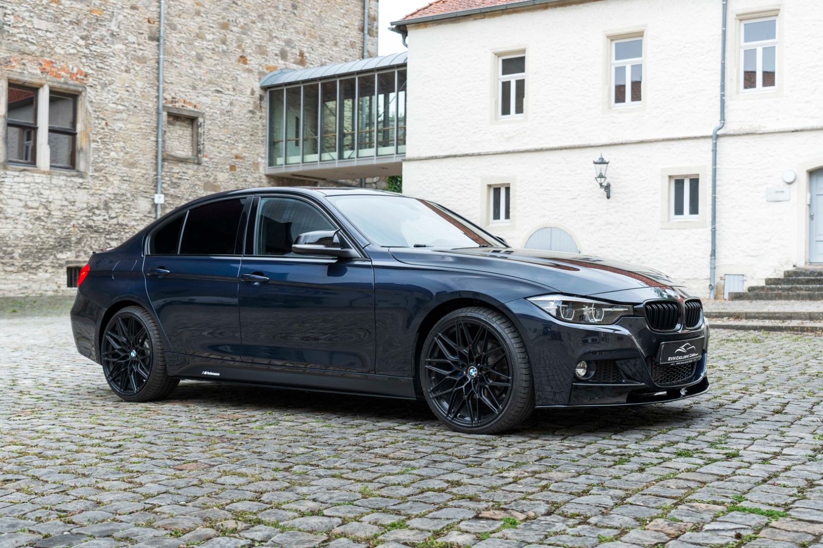 Fahrzeugabbildung BMW 330I M-Performance H&K LED CARPLAY KAM NAV ALC