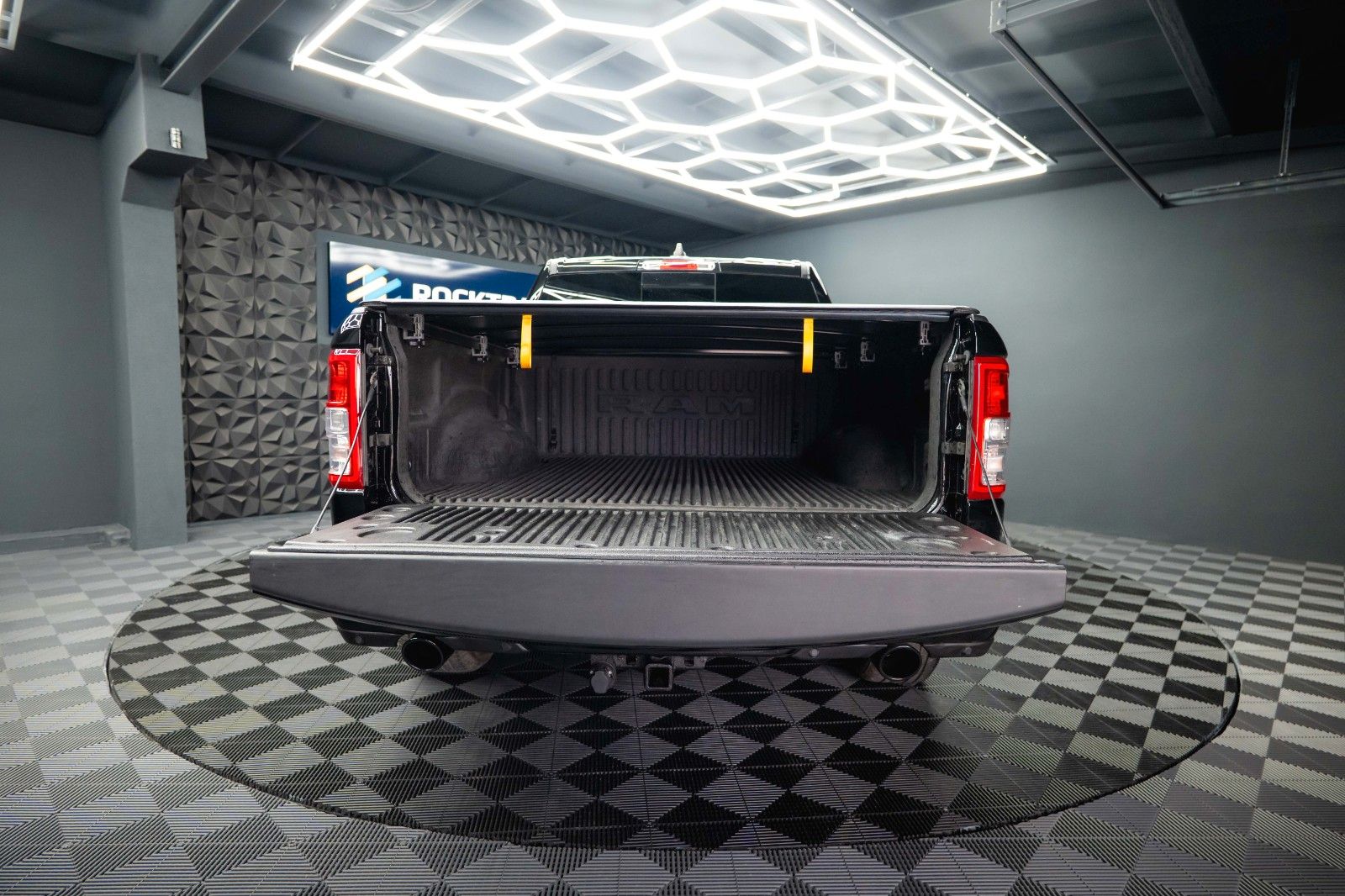 Fahrzeugabbildung Dodge RAM 5.7 V8 HEMI 4x4 OFFROAD BLACK EDITION 19%