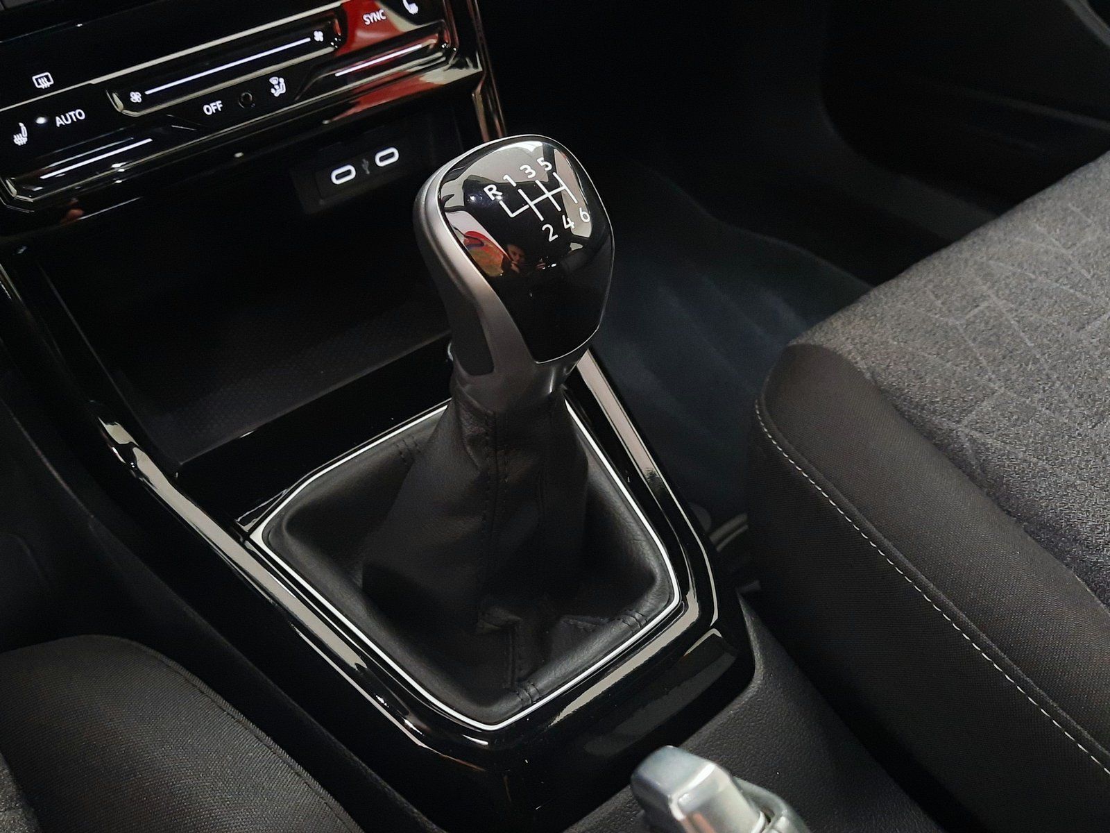 Fahrzeugabbildung Volkswagen T-Cross Move TSI *AHK*Cam*Navi*LED*PDC*Sitzhzg*