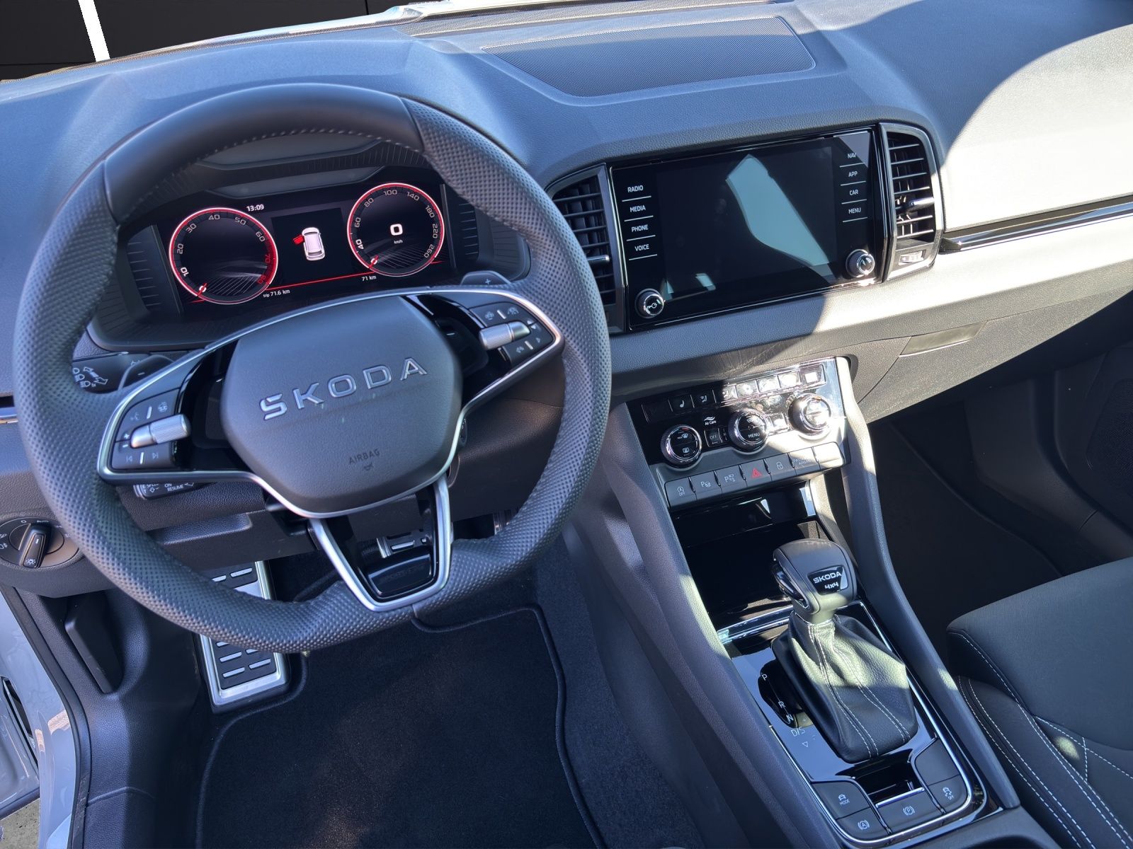 Fahrzeugabbildung SKODA Karoq Sportline 2.0 TSI 4x4 AHZ Matrix LED ACC C