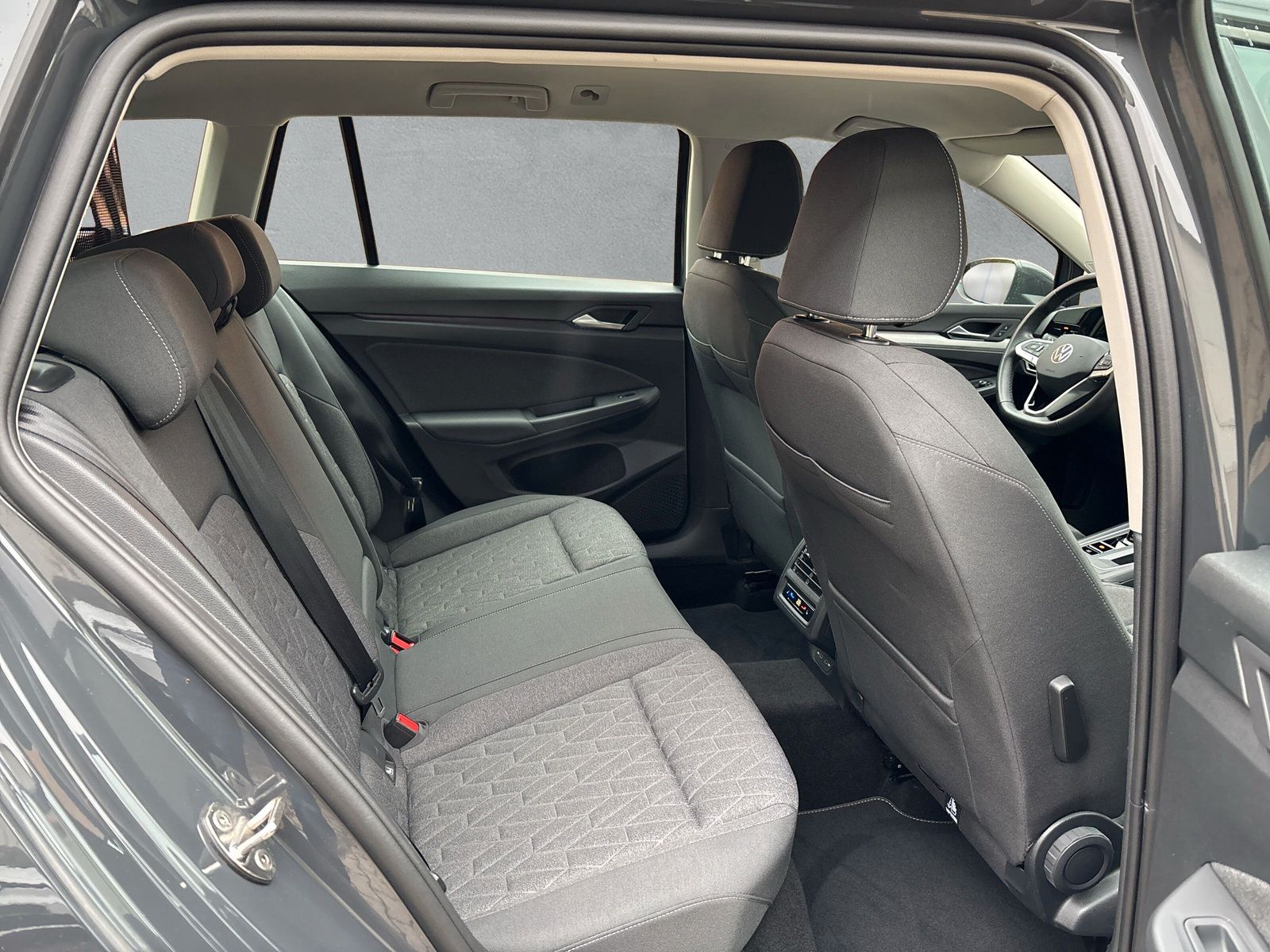 Fahrzeugabbildung Volkswagen Golf Variant 2.0 TDI Life AHK Standheizung HuD