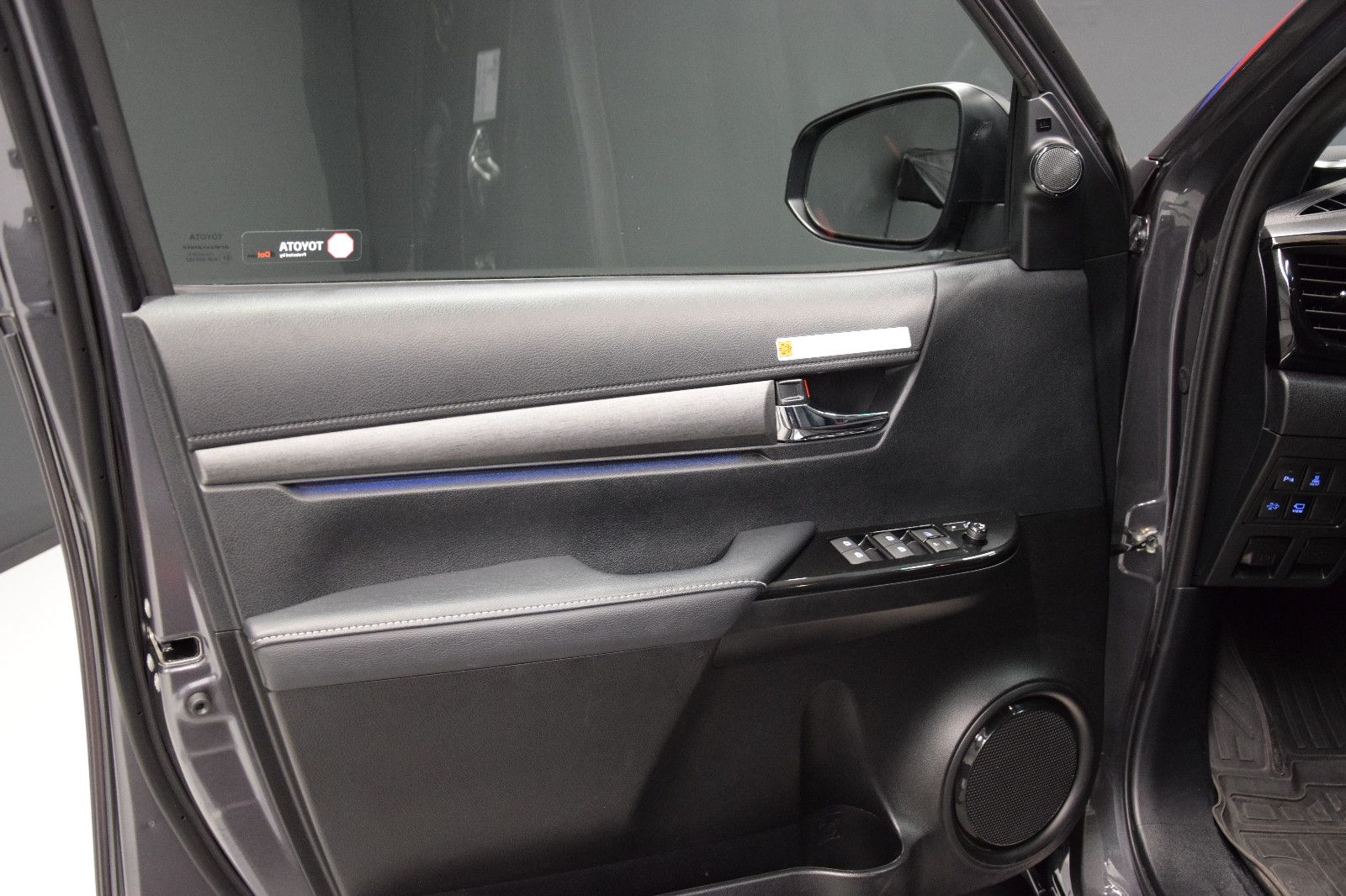 Fahrzeugabbildung Toyota Hilux 4x4 Invincible DoKa AHK JBL Keyless LED