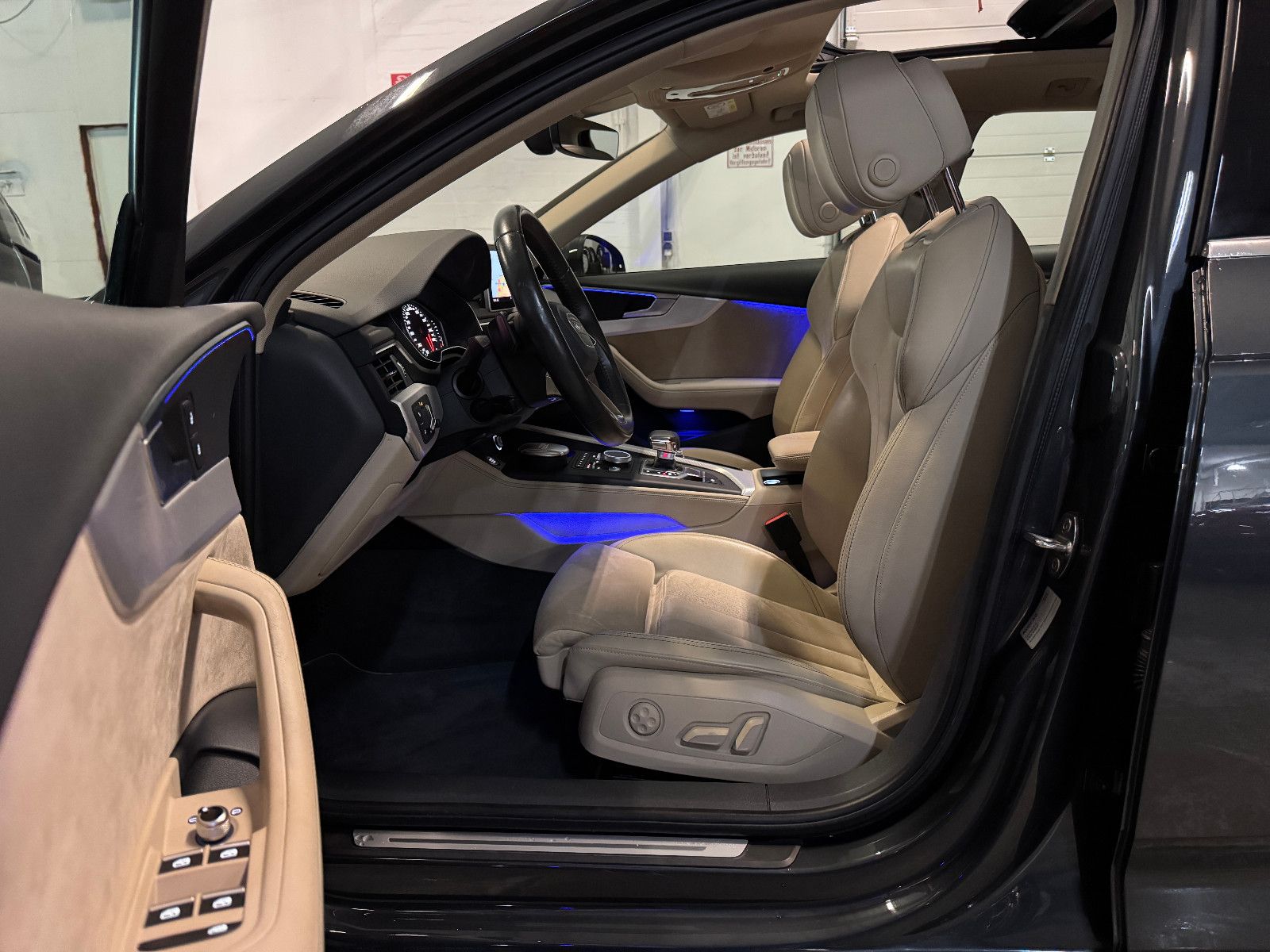 Fahrzeugabbildung Audi A4 Avant DESIGN S-TRONIC PANO STHD AHK LEDER