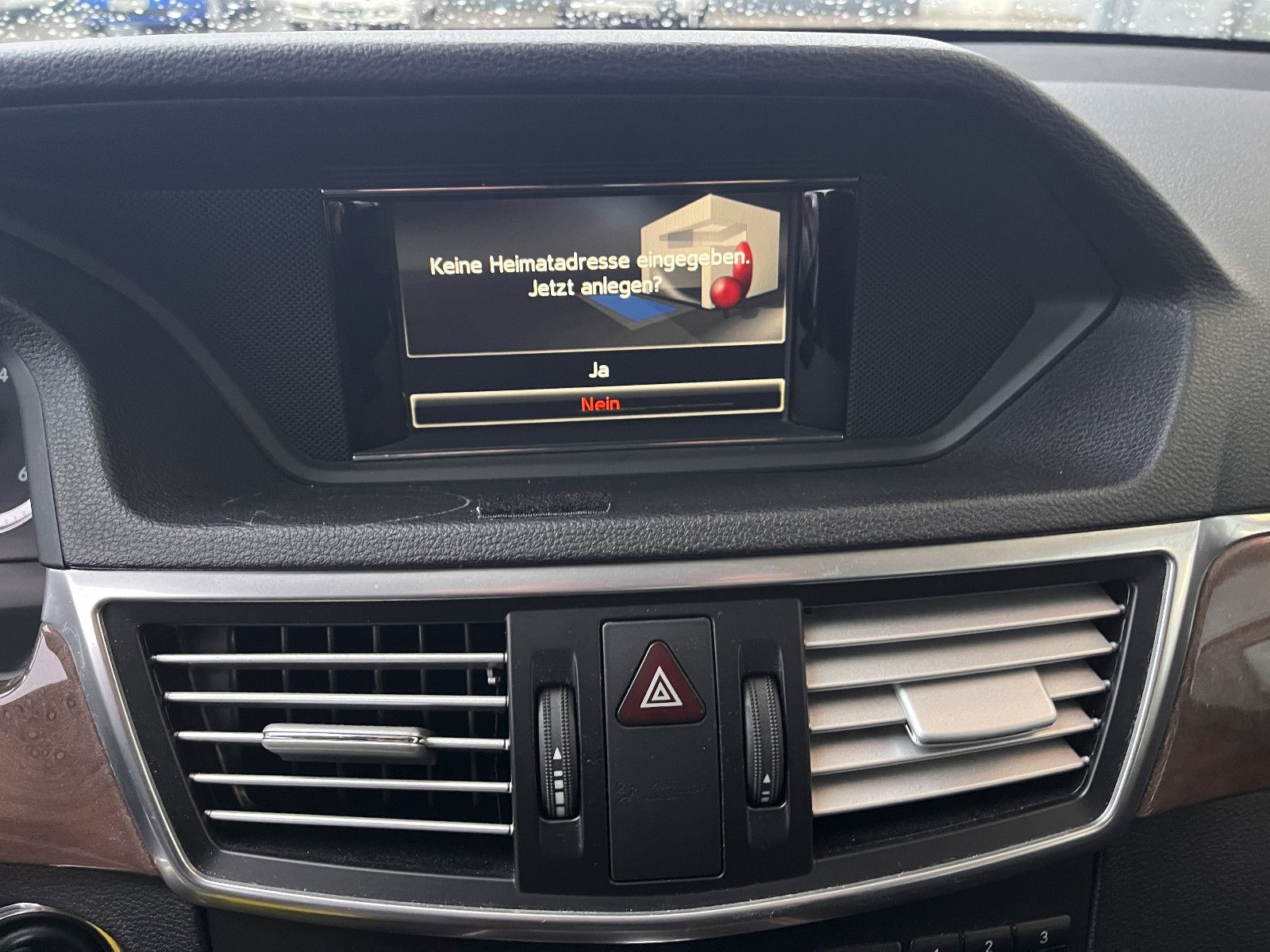 Fahrzeugabbildung Mercedes-Benz E 220 Limousine CDI BlueEfficiency Elegance