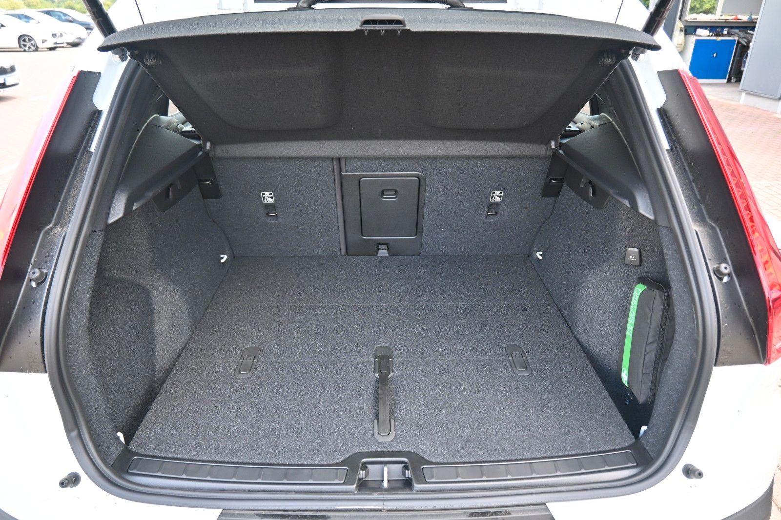 Fahrzeugabbildung Volvo XC40 B4 DKG Plus Dark*H&K*FSHZG*360°*ACC*AHK