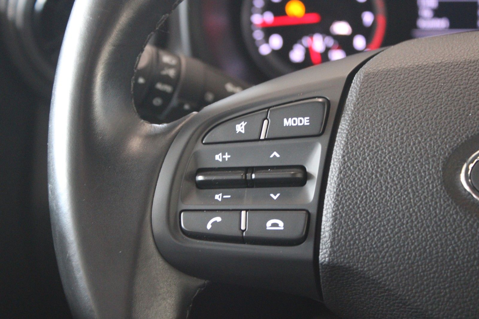 Fahrzeugabbildung Hyundai i10 1.0 Select 5-Türen KLIMA + Allwetterreifen