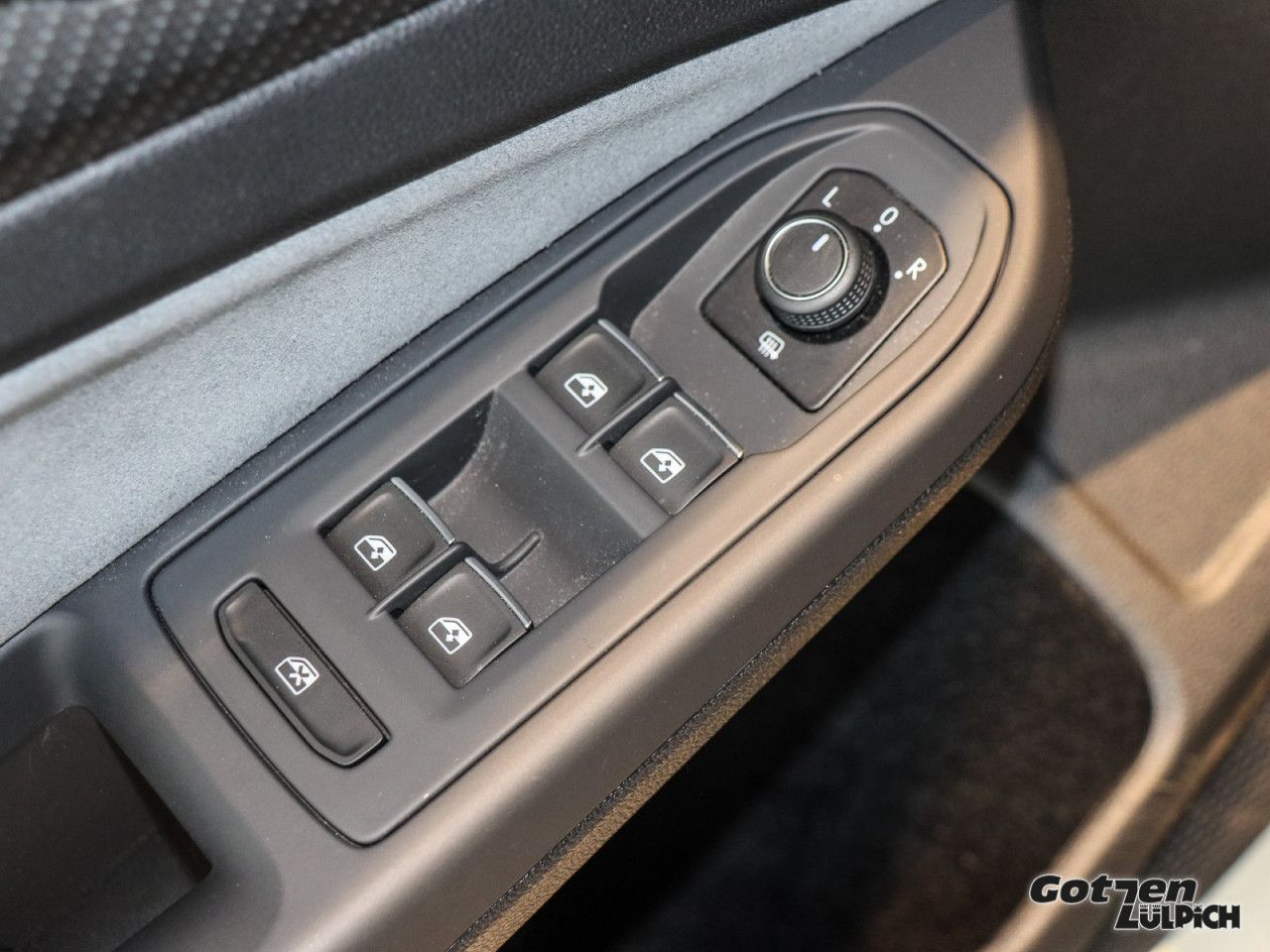 Fahrzeugabbildung Volkswagen Golf VIII Variant R-Line 1.5 TSI Navi AHK LED
