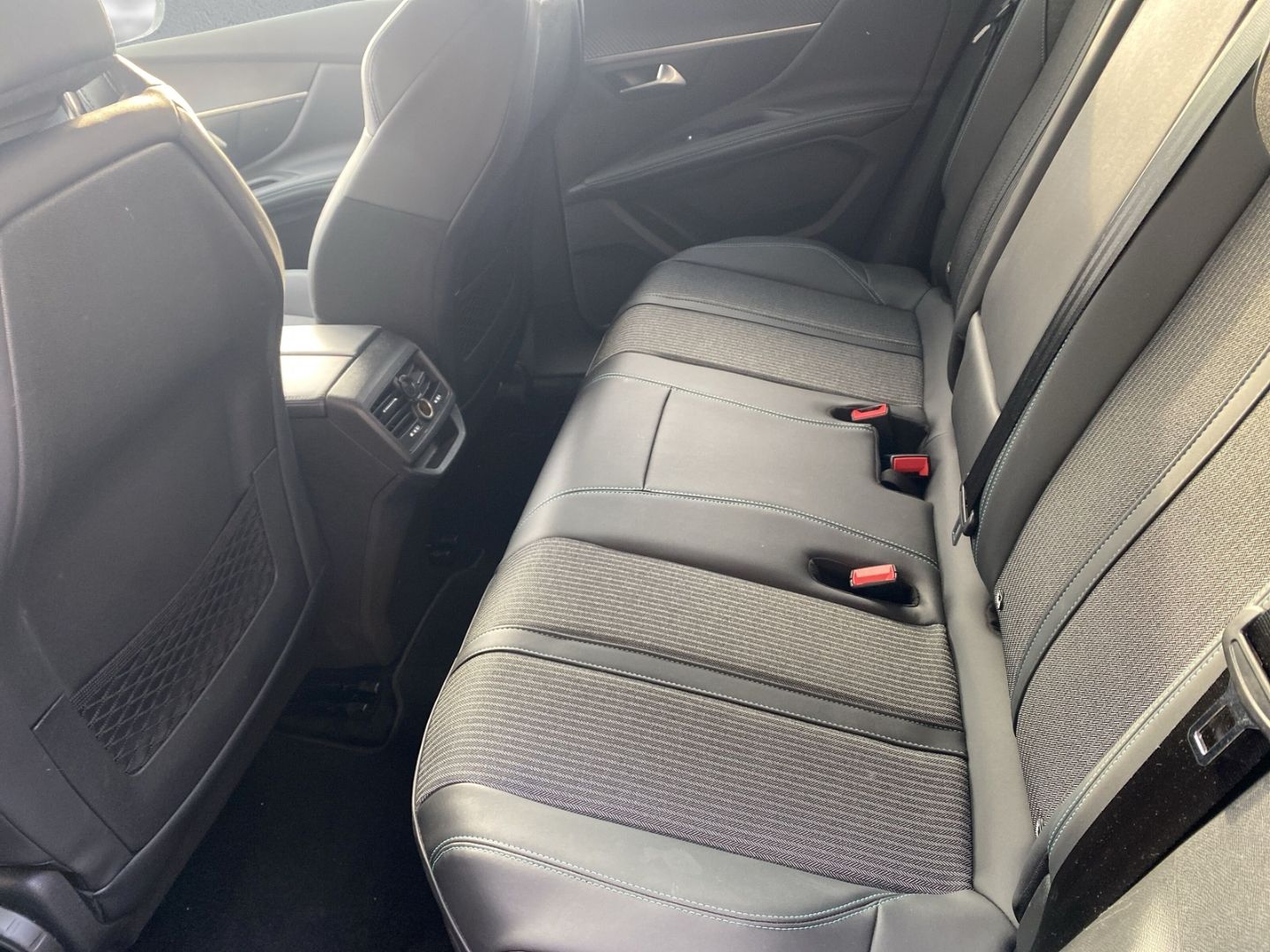 Fahrzeugabbildung Peugeot 3008 Hybrid 225 Allure 1.6 Plug-In EU6d 2WD EAT8