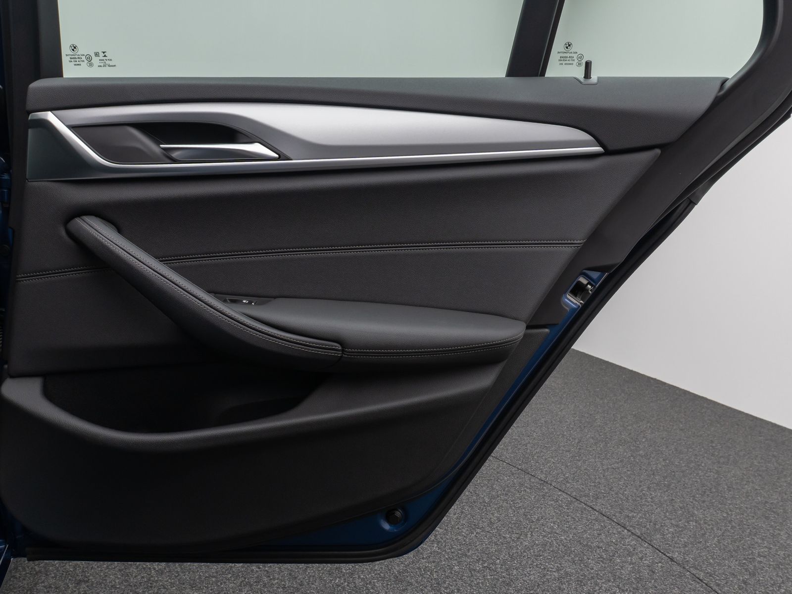 Fahrzeugabbildung BMW 530d Panorama Kamera HUD DAB Alarm AHK Sport