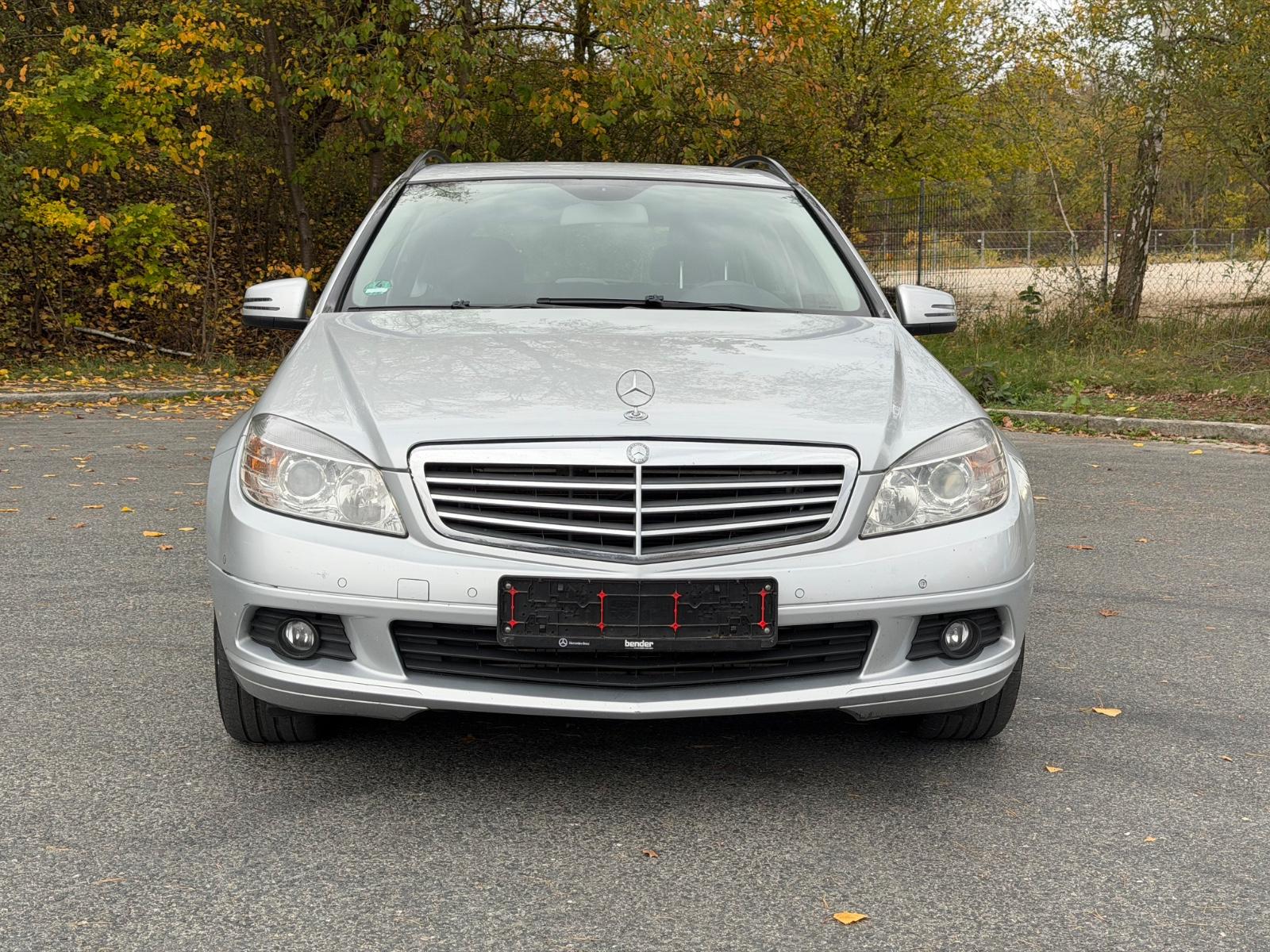 Mercedes-Benz C200 2011 — вигляд ззаду