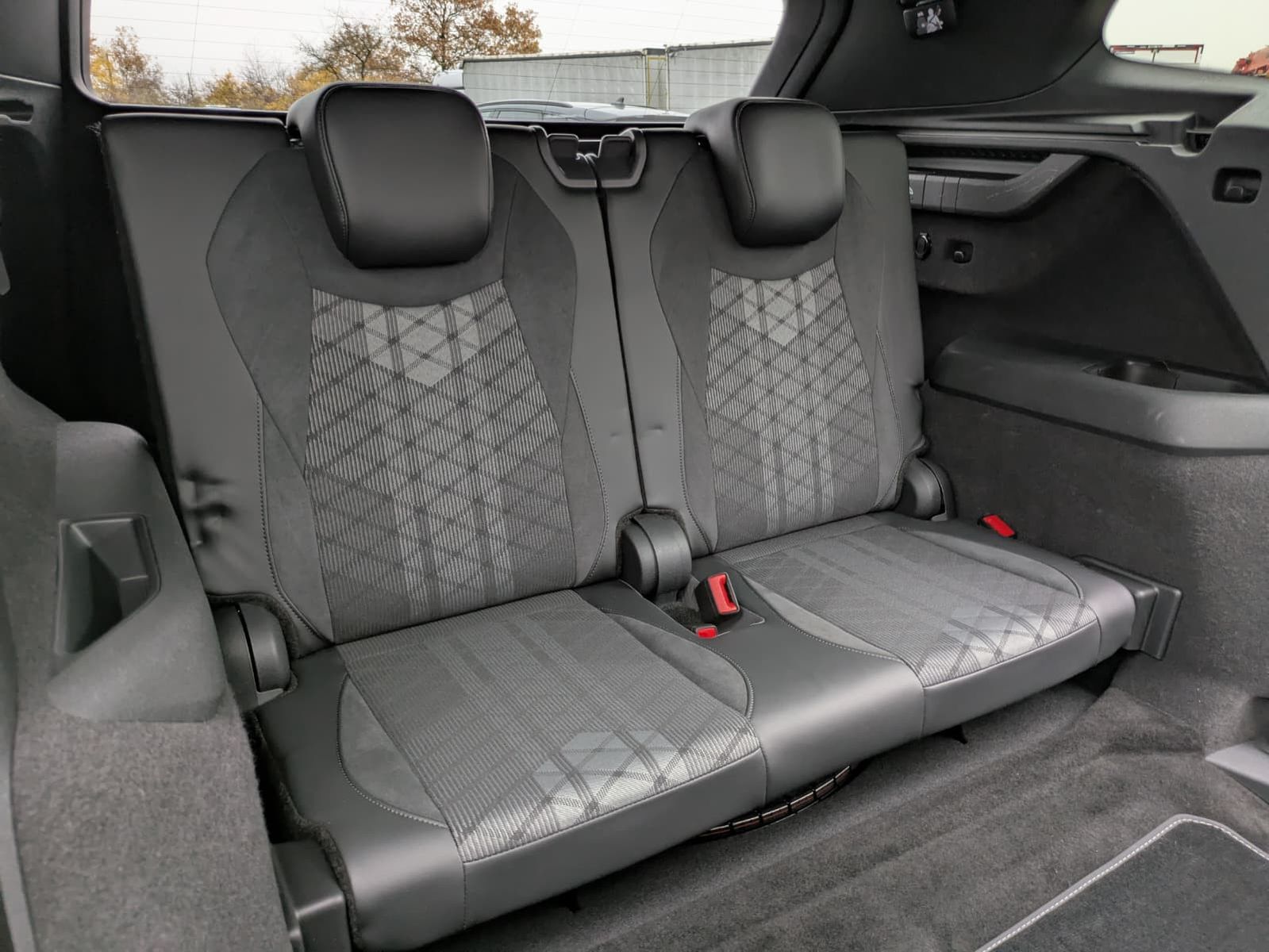 Fahrzeugabbildung Volkswagen Tayron 2.0 TDI 4M R-Line BLACK*7Si*MATRIX*PANO