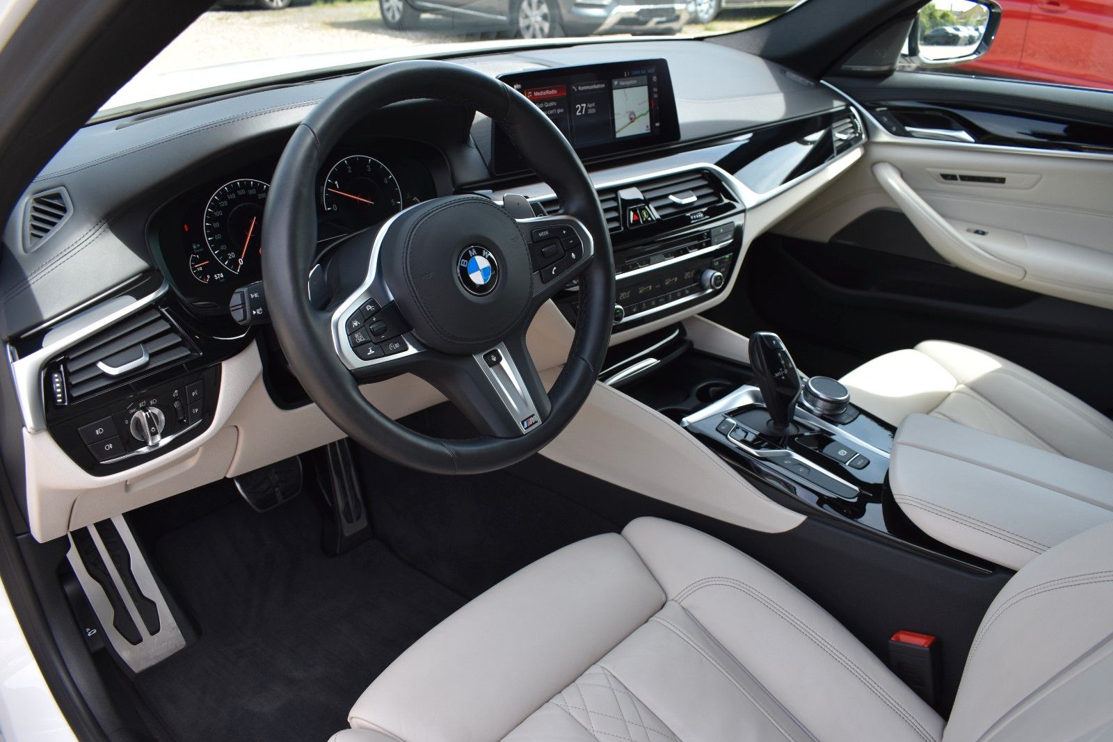 Fahrzeugabbildung BMW 530d Touring xDrive M Sport HUD AHK H&K Panorama