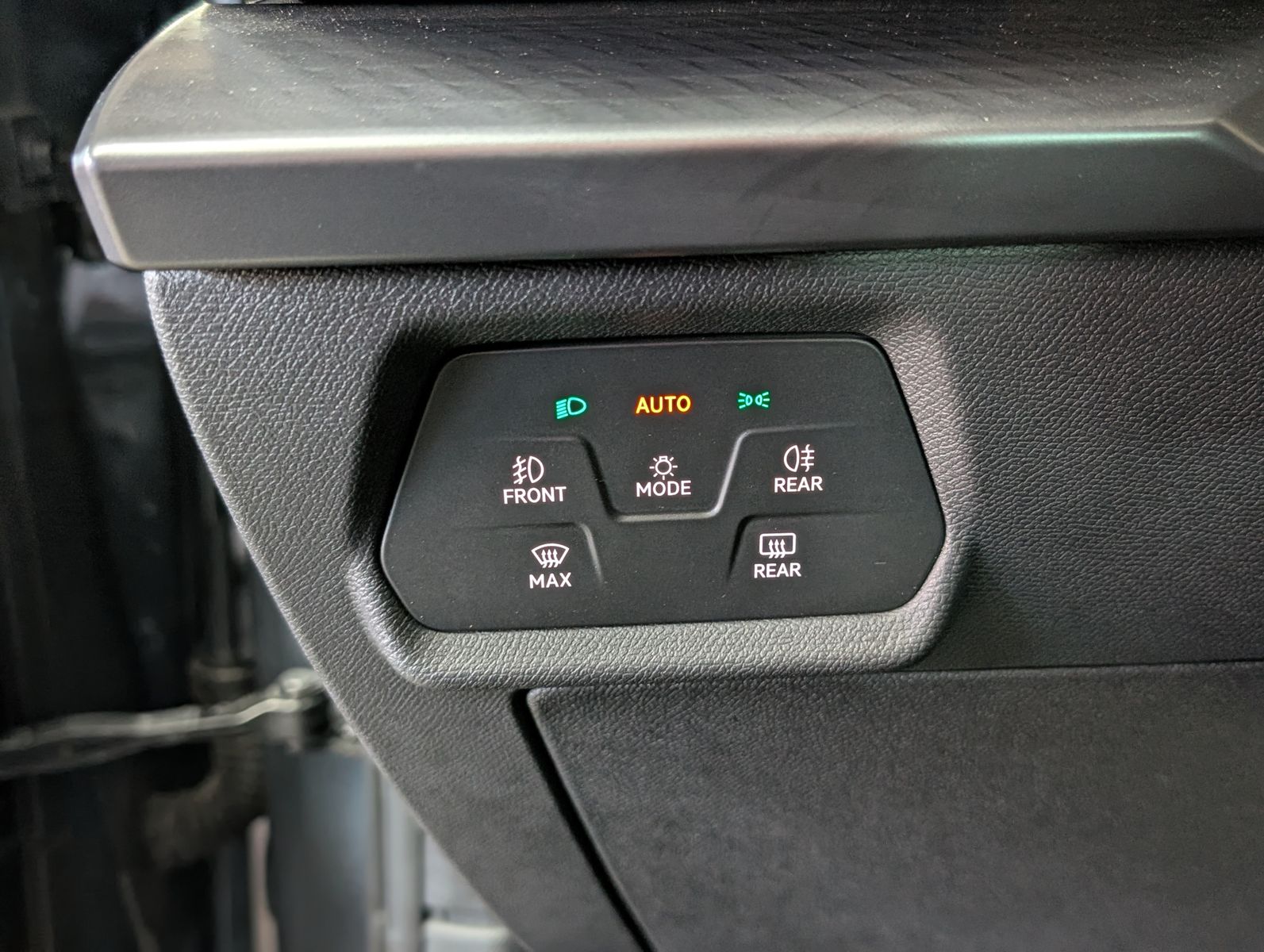 Fahrzeugabbildung CUPRA Leon 1.5 e-Hybrid PLUG-IN LED INTELIG-DRIVE EDGE