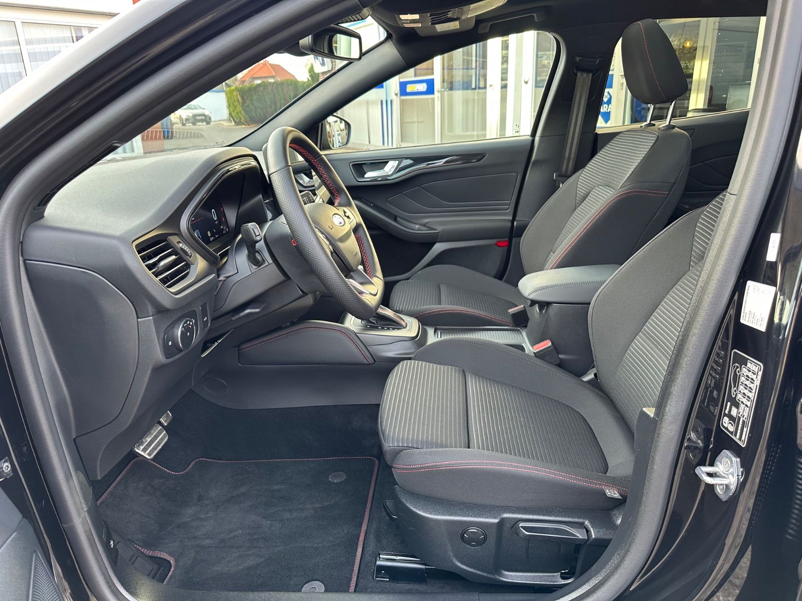 Fahrzeugabbildung Ford Focus Turnier 1.0 ST-Line X Pano/ACC/Matrix/Navi