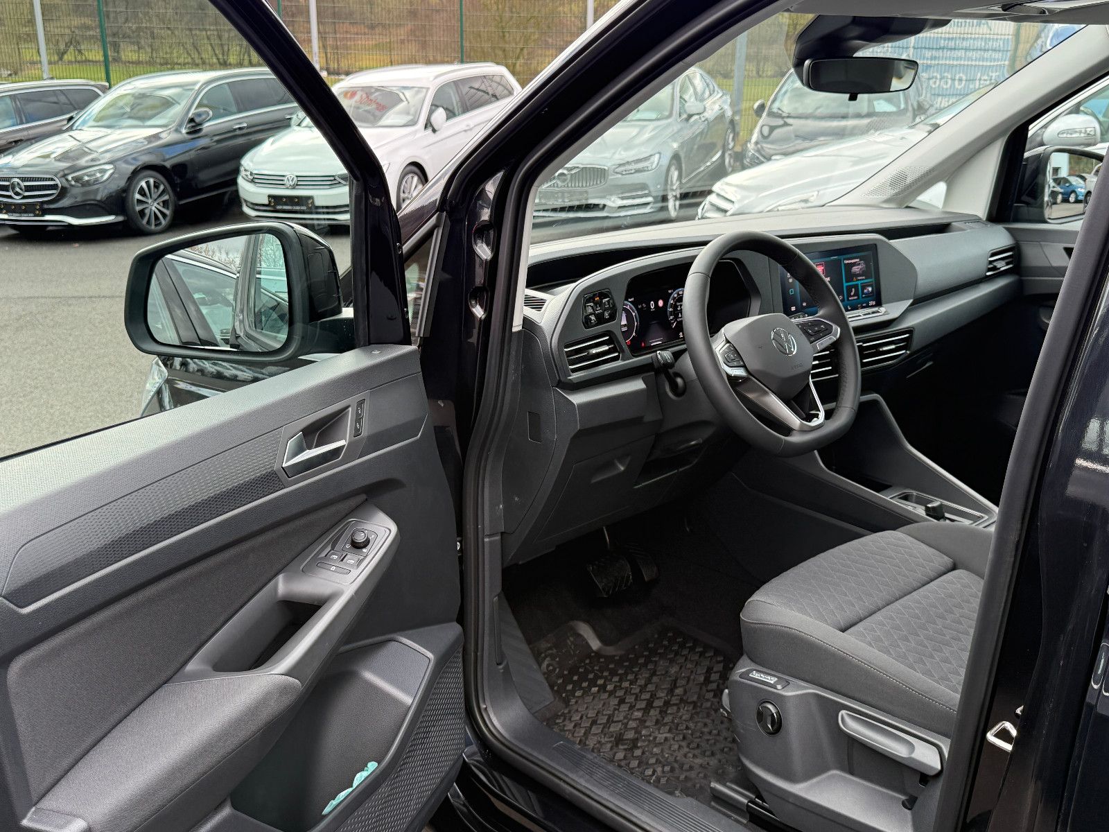 Fahrzeugabbildung Volkswagen Caddy Life Maxi TSI DSG ACC AHK LED Kamera Sthz