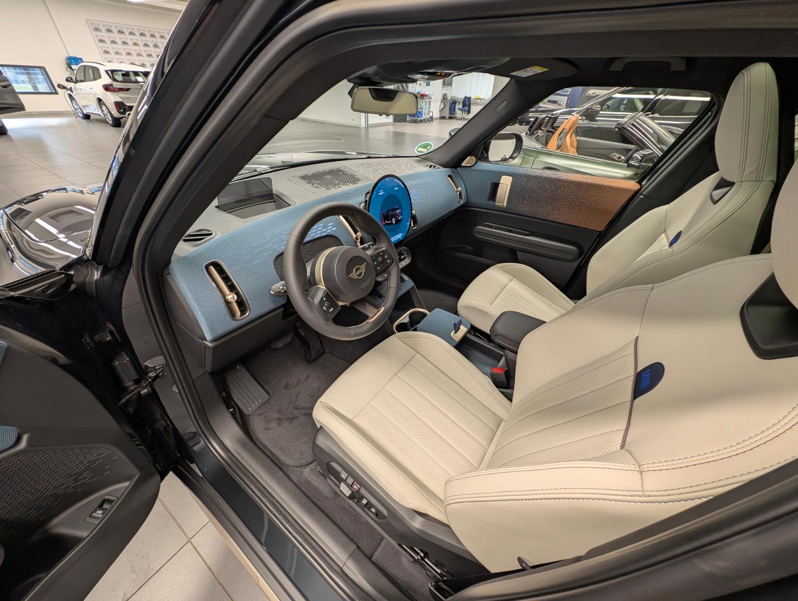 MINI Countryman E Favoured Trim AHK H&K Pano