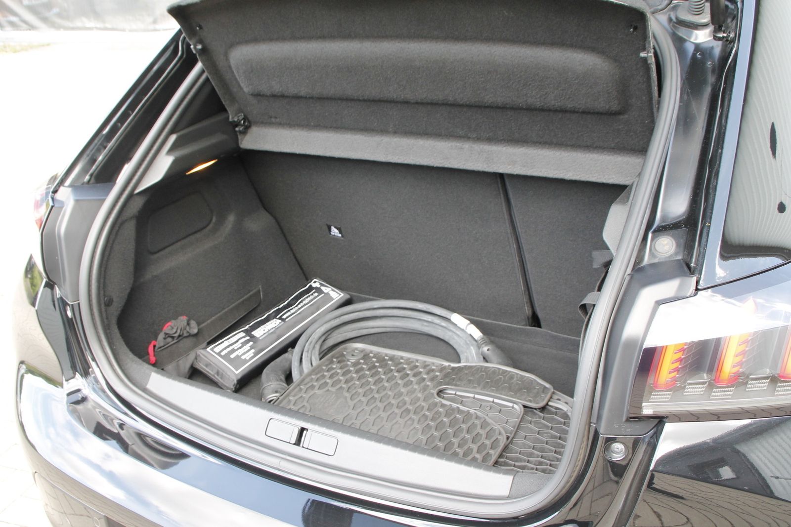 Fahrzeugabbildung Peugeot e-208 Allure Pack