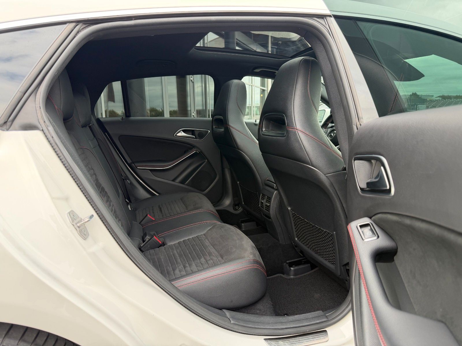 Fahrzeugabbildung Mercedes-Benz CLA 200 SB AMG+Pano+Distr+AHK+RKamera+TotW+