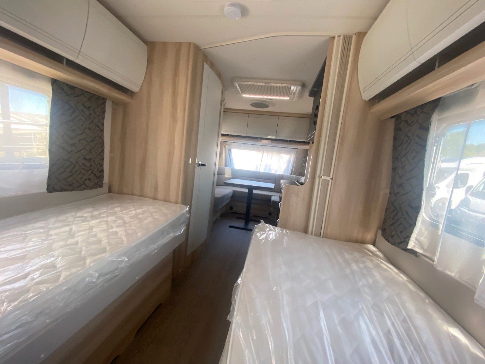 Fahrzeugabbildung Hobby De Luxe 460 LU *1.500Kg*Einzelbetten*Tageszul.
