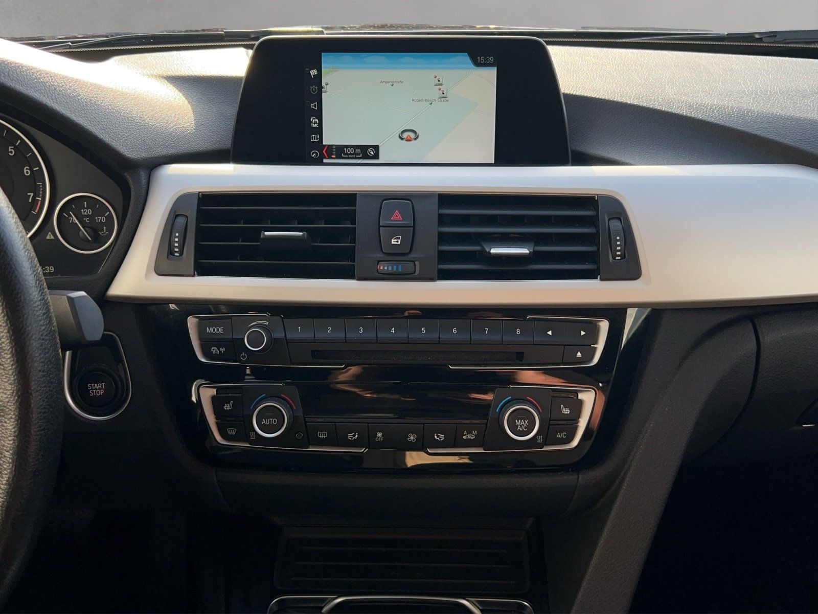 Fahrzeugabbildung BMW 330e Advantage/LED/SHZ/PDC/GRA/NAVI/