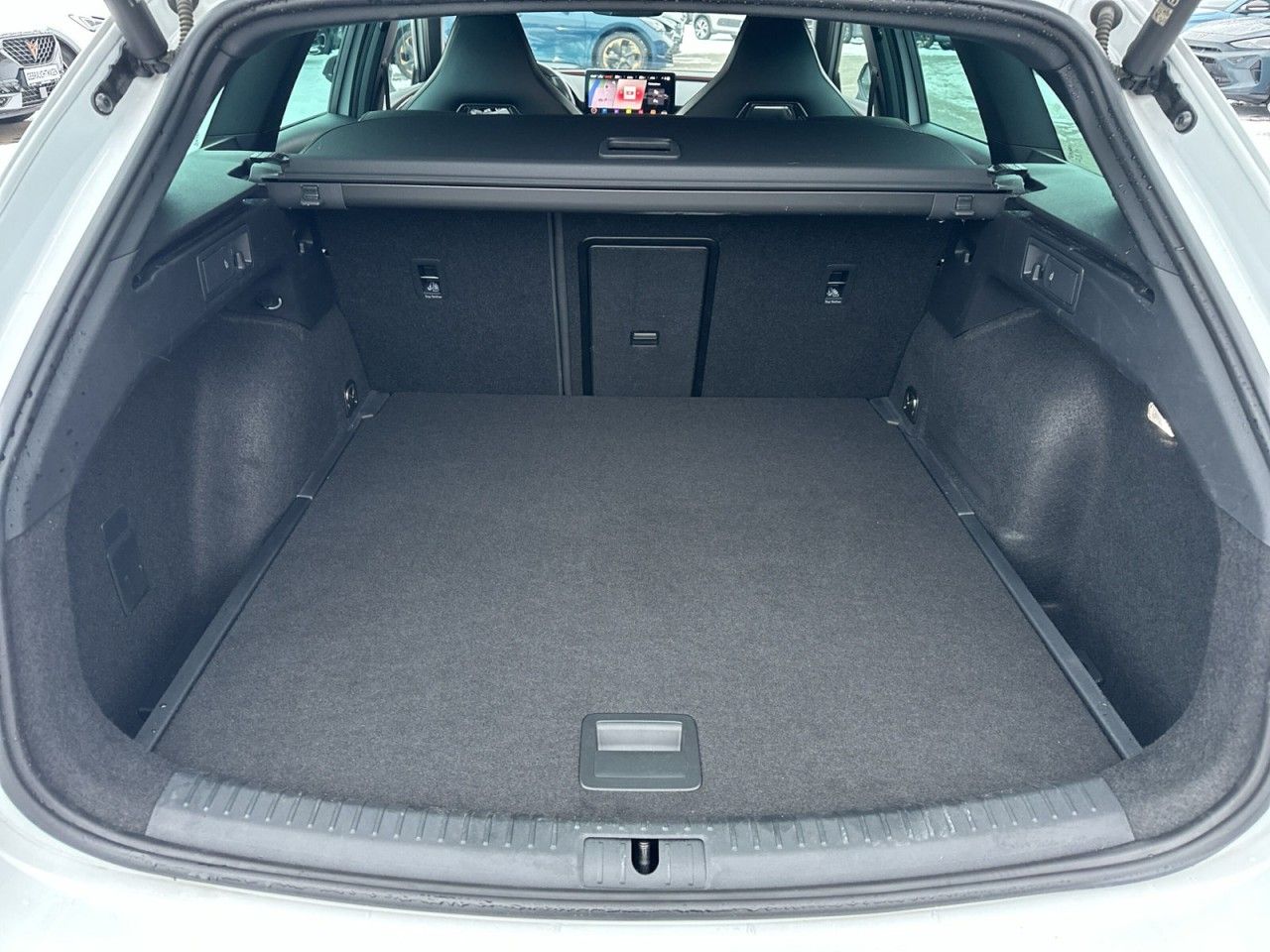 Fahrzeugabbildung CUPRA Leon Sportstourer 2.0 TSI 245 PS DSG - mit KI generiert/bearbeitet