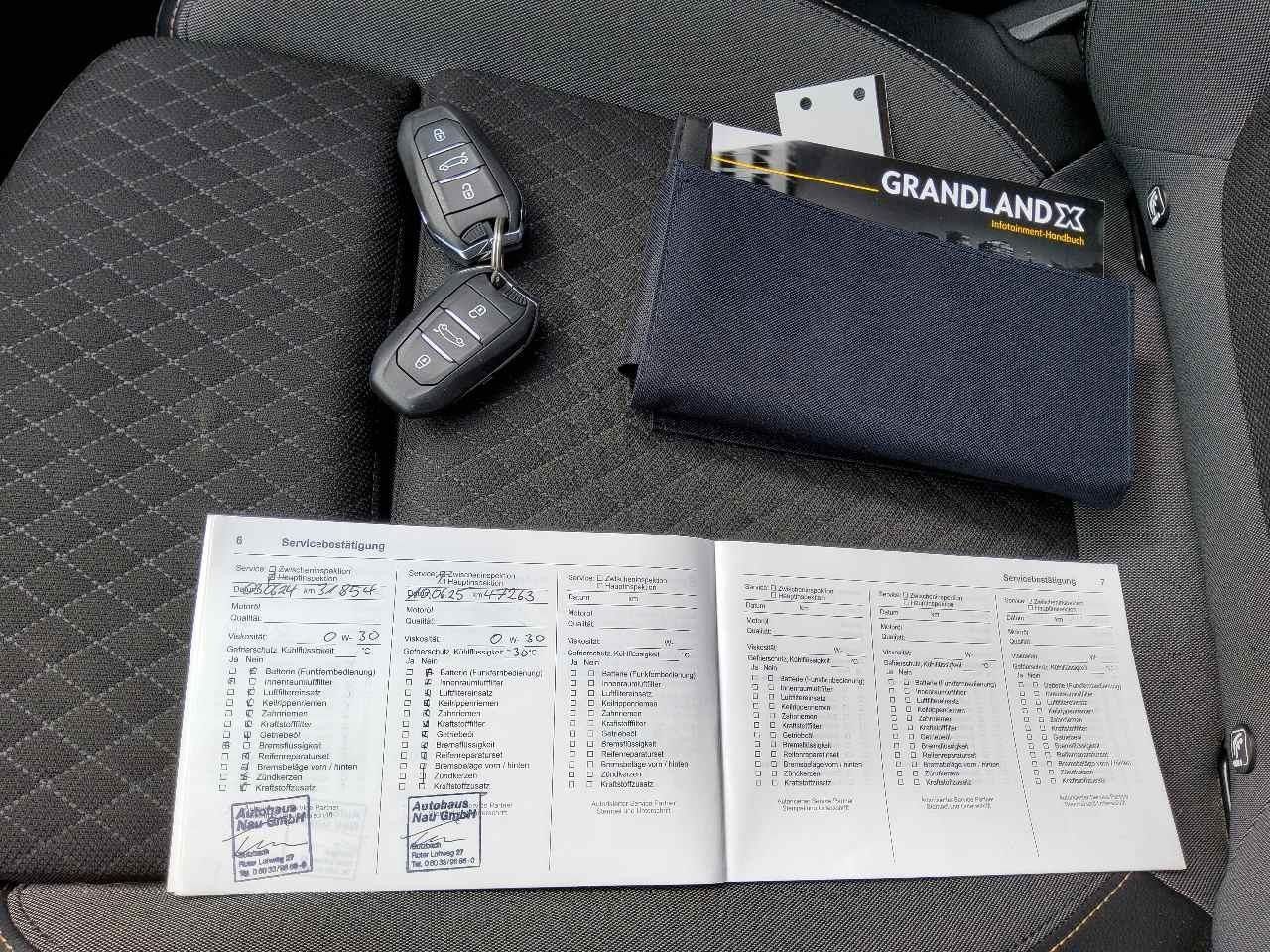 Fahrzeugabbildung Opel Grandland (X) 1.6T ELEGANCE HYBRID NAVI/LED/AHK