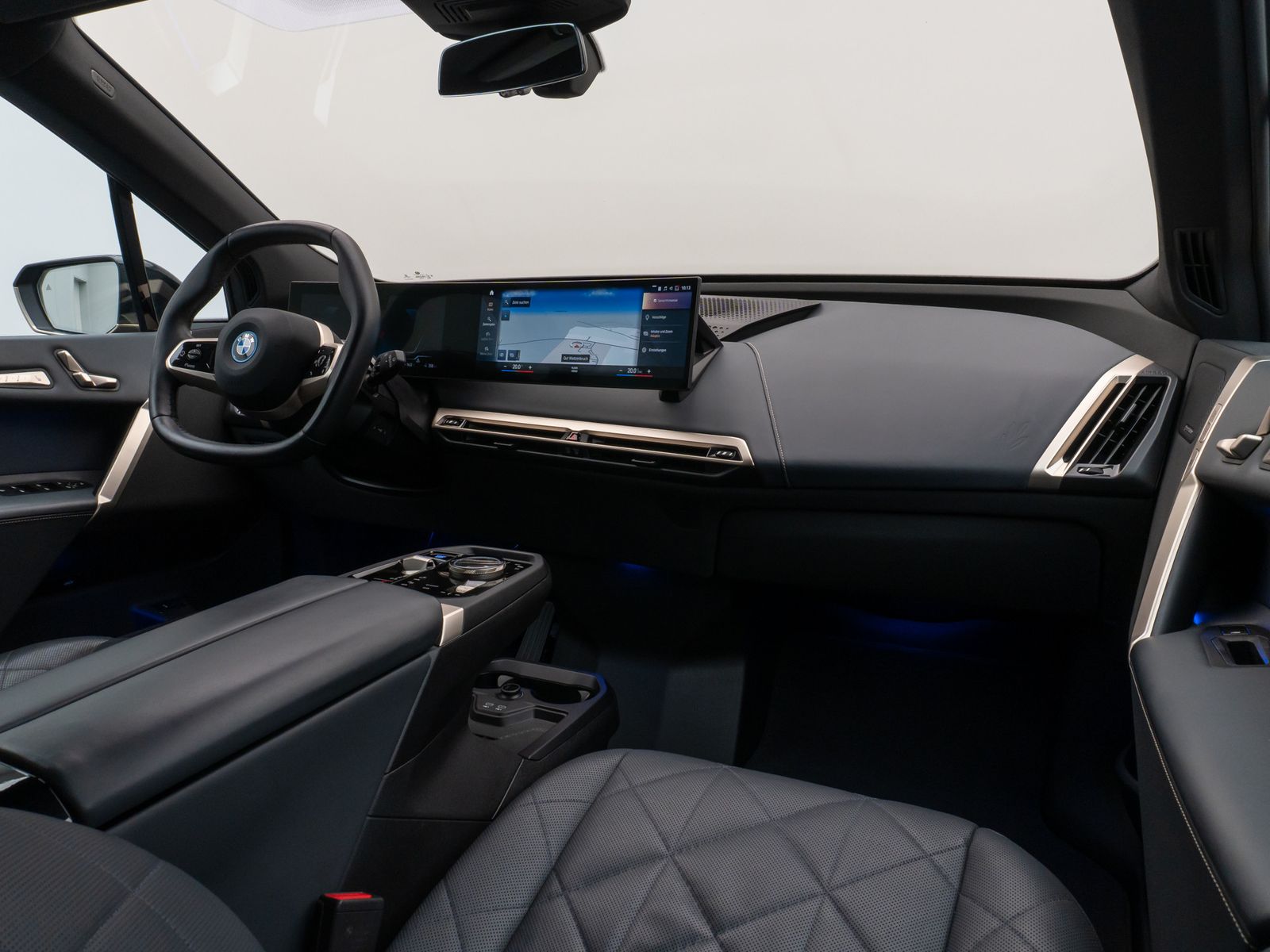Fahrzeugabbildung BMW iX xD50 Sport 360°H/K DAB SoftCl AHK Komfort 21"