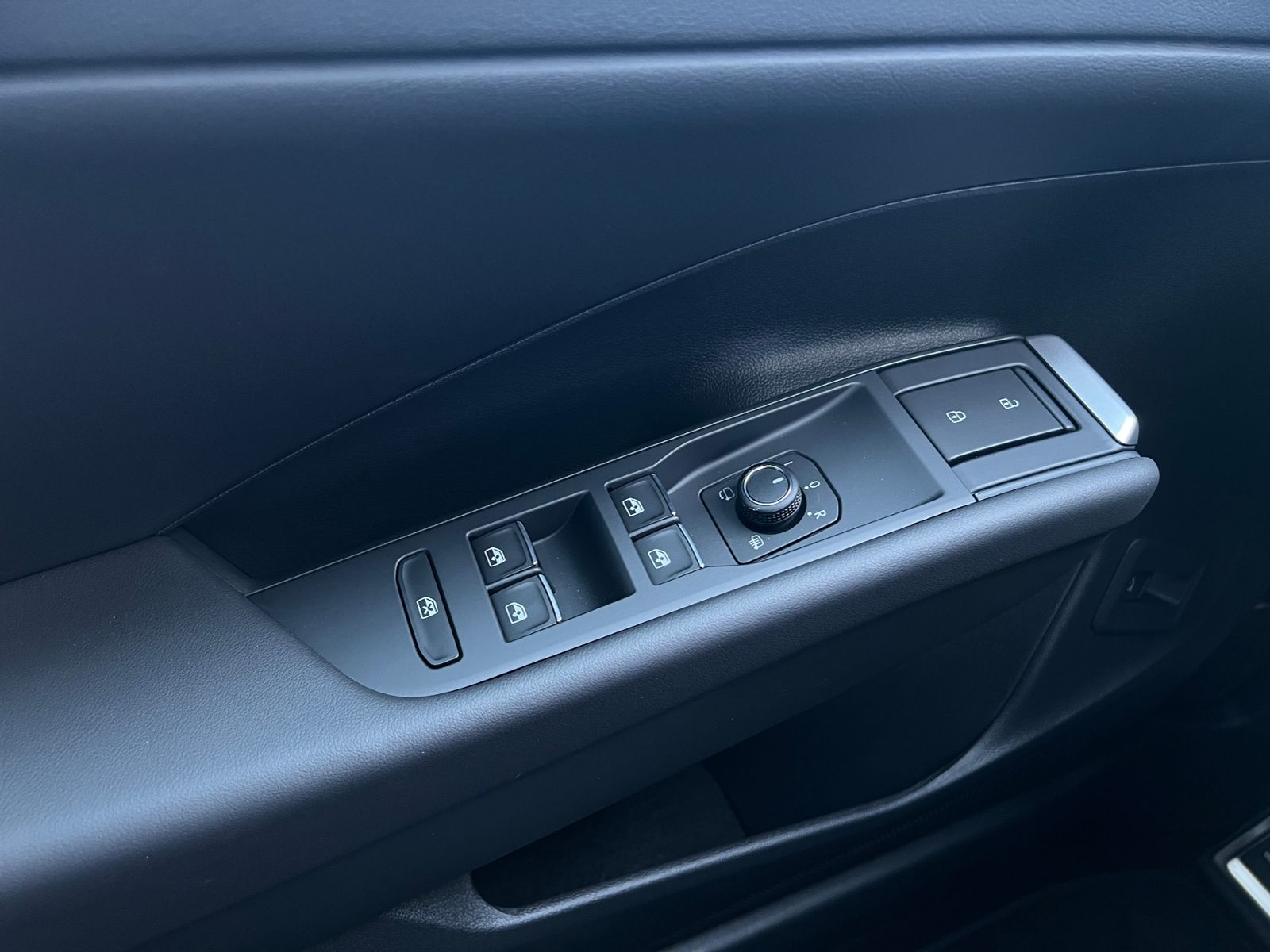 Fahrzeugabbildung Volkswagen T-Roc R-Line 1.5 eTSI DSG *BlackStyle,IQ-Light,N