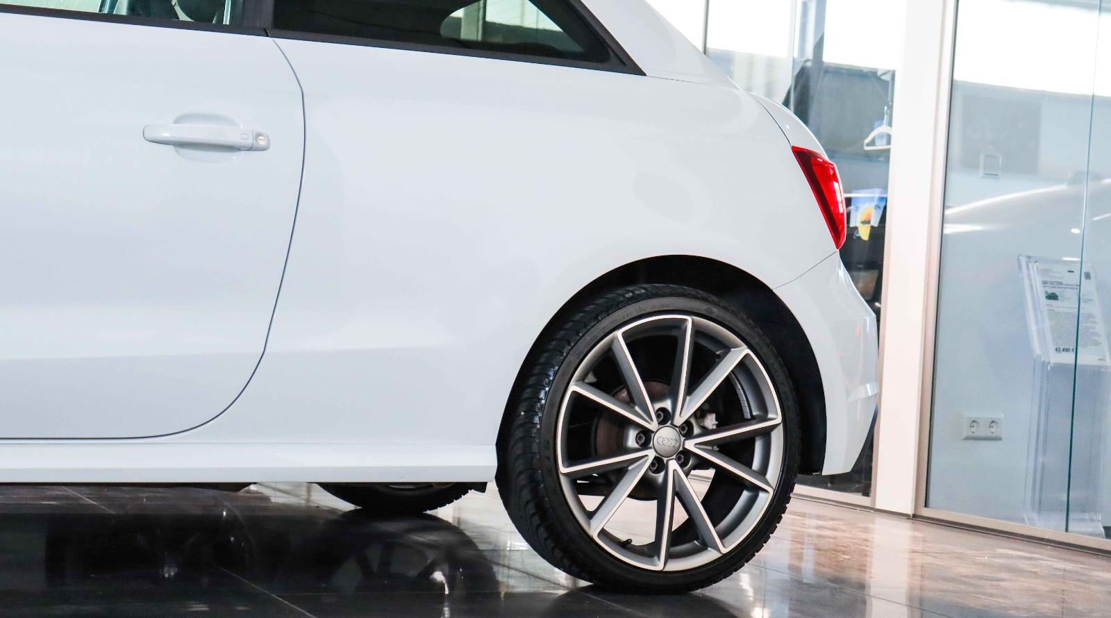 Audi A1 Sport Automatik S LINE*PANORAMA*NAVI*KEYLESS